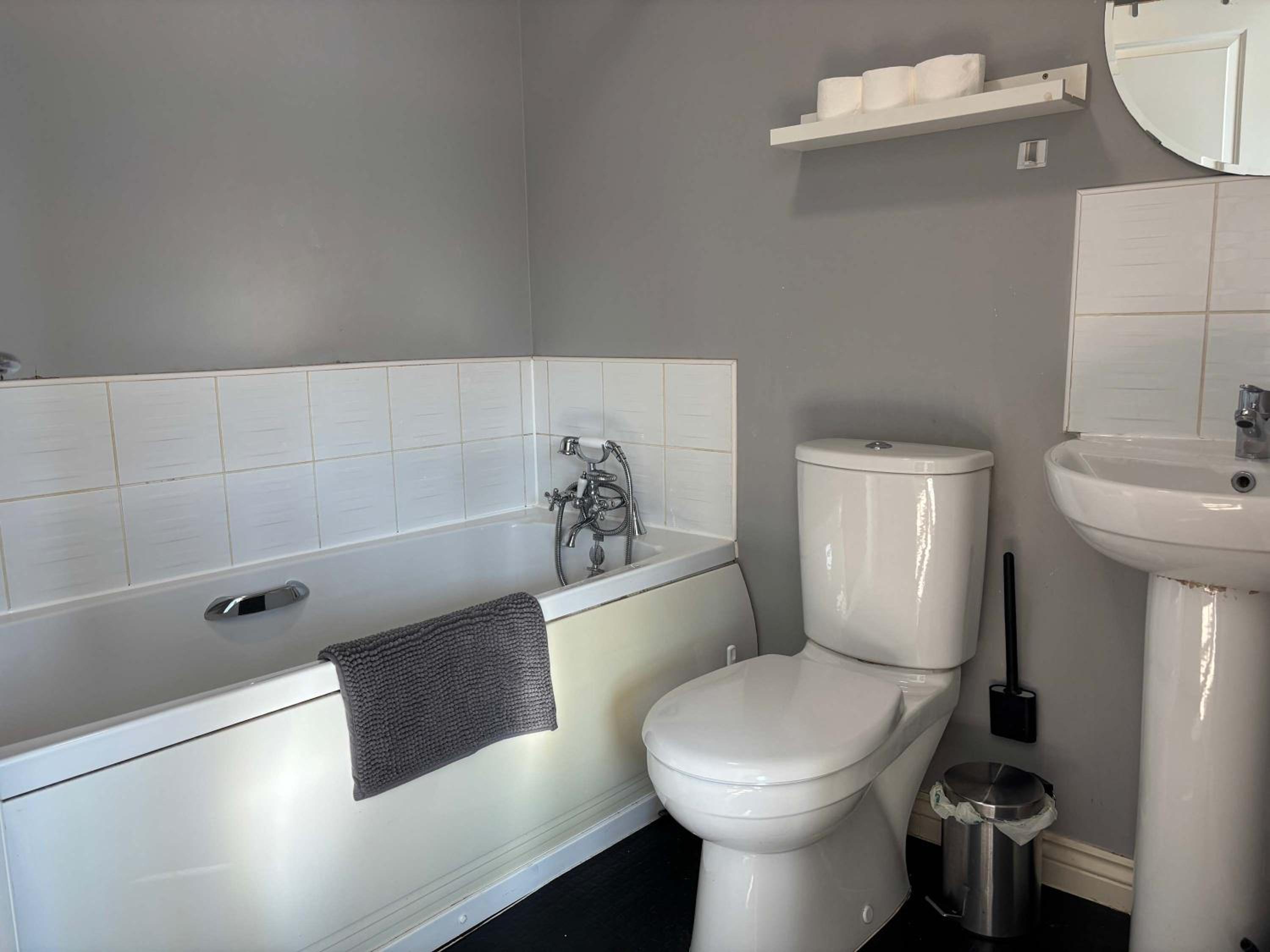 WS10 Contractor House 3 Bed 3 Bath with Parking