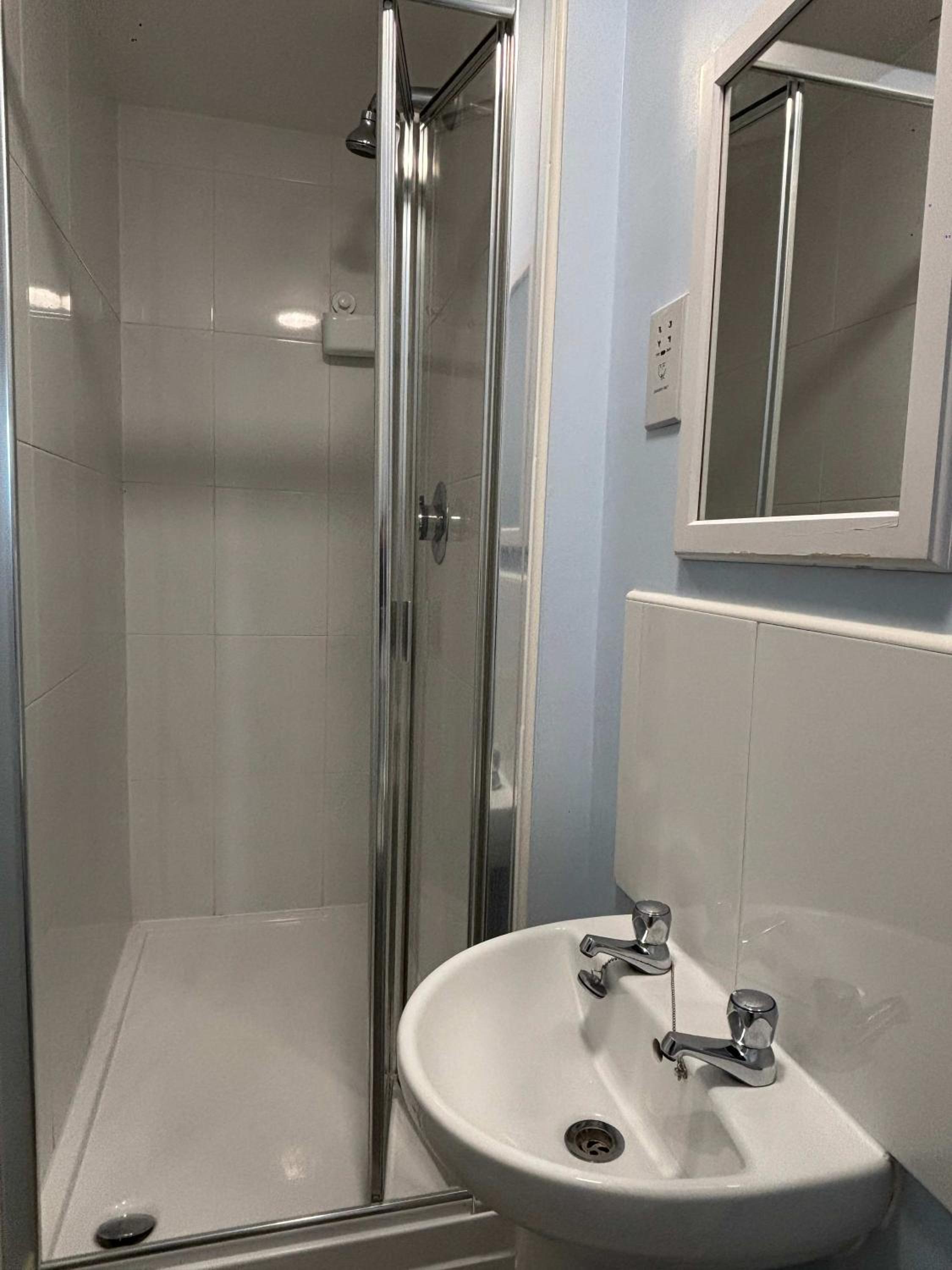 WS10 Contractor House 3 Bed 3 Bath with Parking