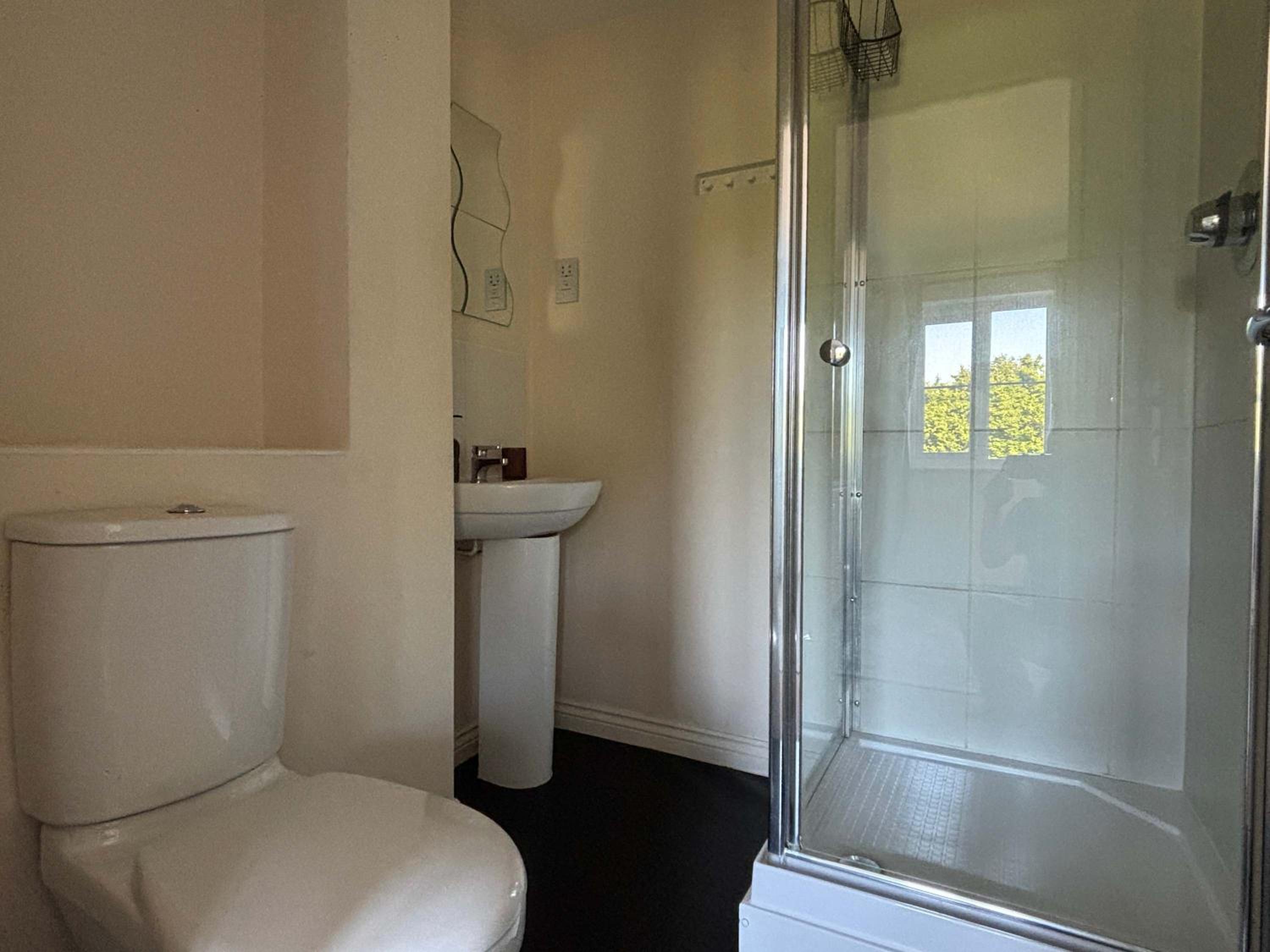 WS10 Contractor House 3 Bed 3 Bath with Parking