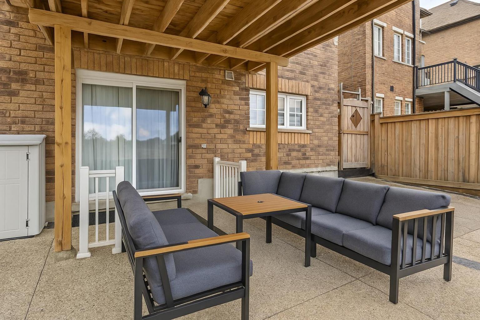 Cozy 3BR Caledon Basement Suite with Private Access, Full Kitchen, WiFi, Laundry, Backyard Basketball Court & Creek Trail, 5 Mins to Brampton! Great for Fa