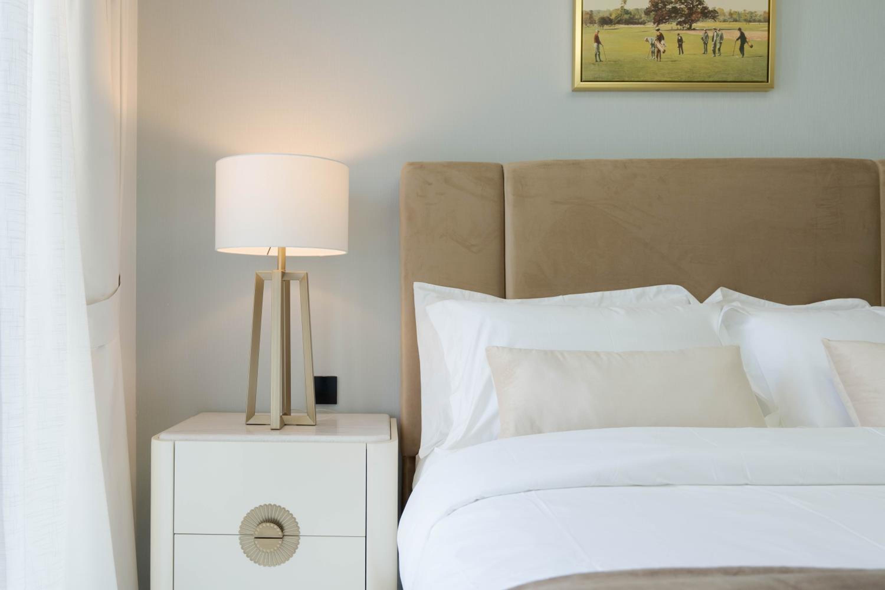 KeyRock Living - Luxe Escape with Pool & Gym Access