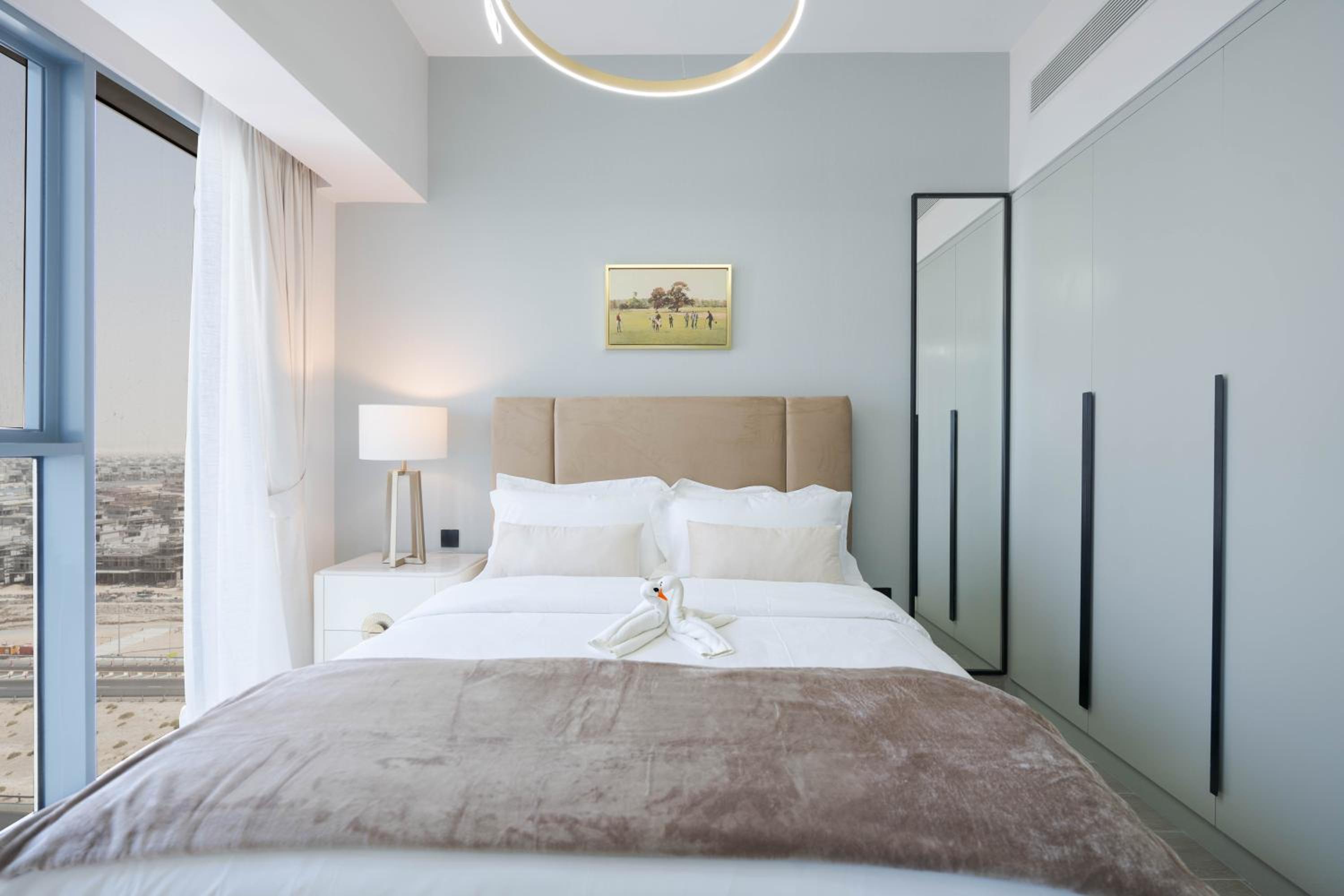 KeyRock Living - Luxe Escape with Pool & Gym Access