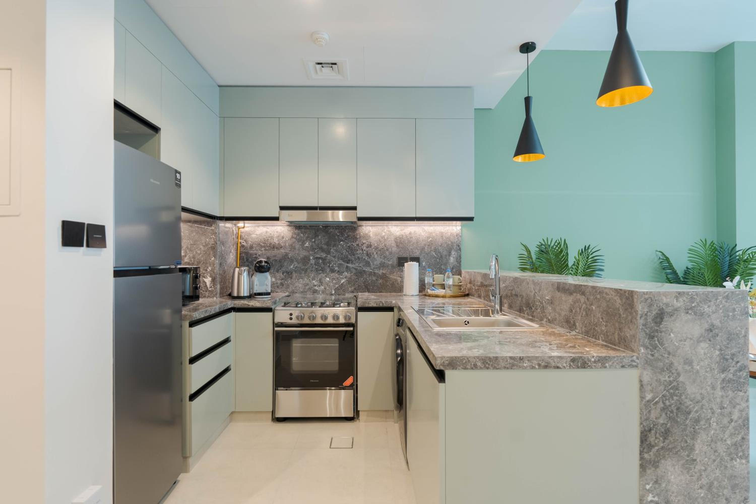 KeyRock Living - Luxe Escape with Pool & Gym Access