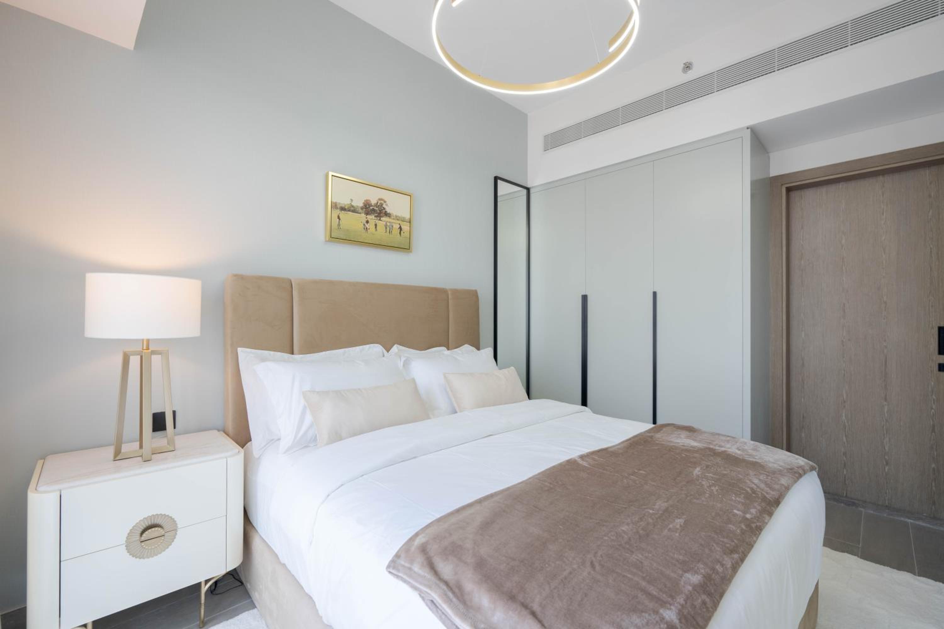 KeyRock Living - Luxe Escape with Pool & Gym Access