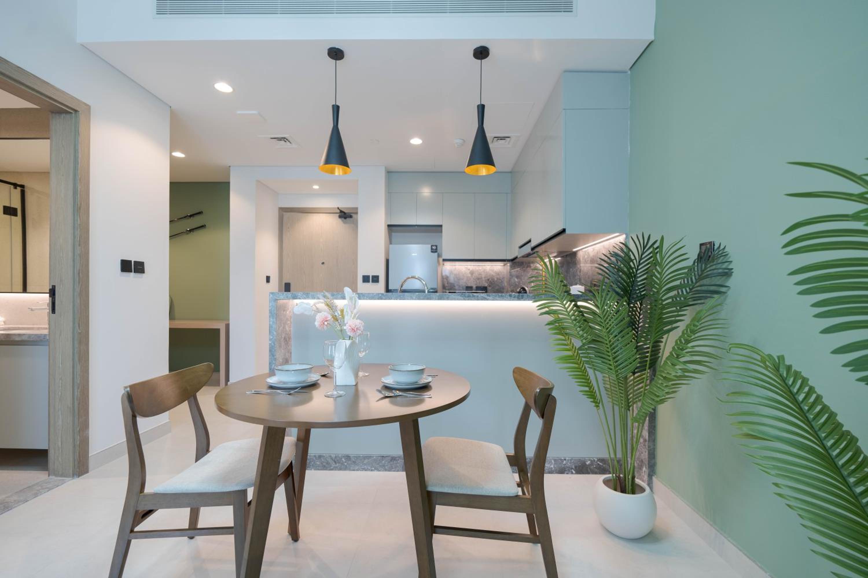 KeyRock Living - Luxe Escape with Pool & Gym Access
