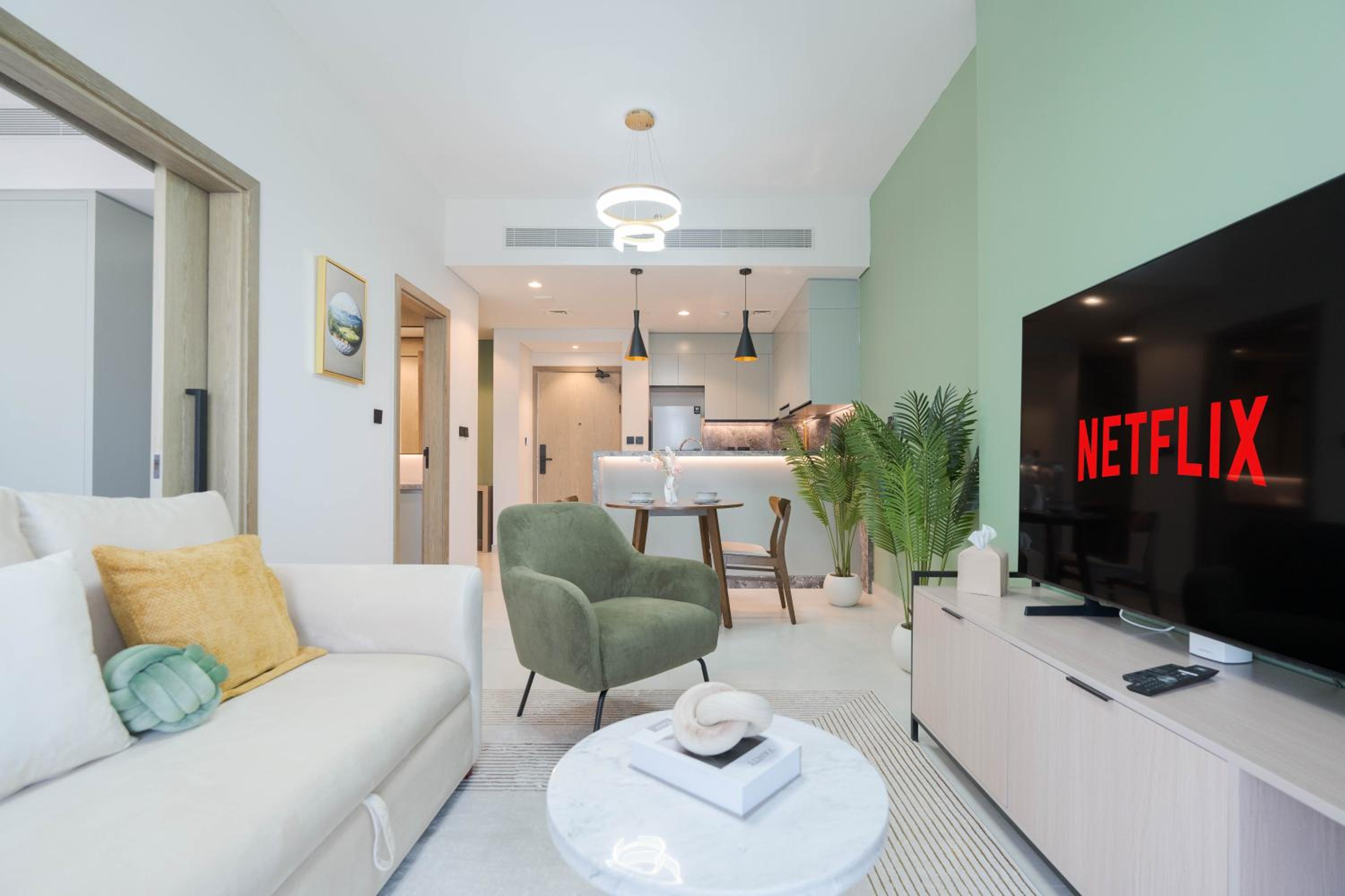 KeyRock Living - Luxe Escape with Pool & Gym Access