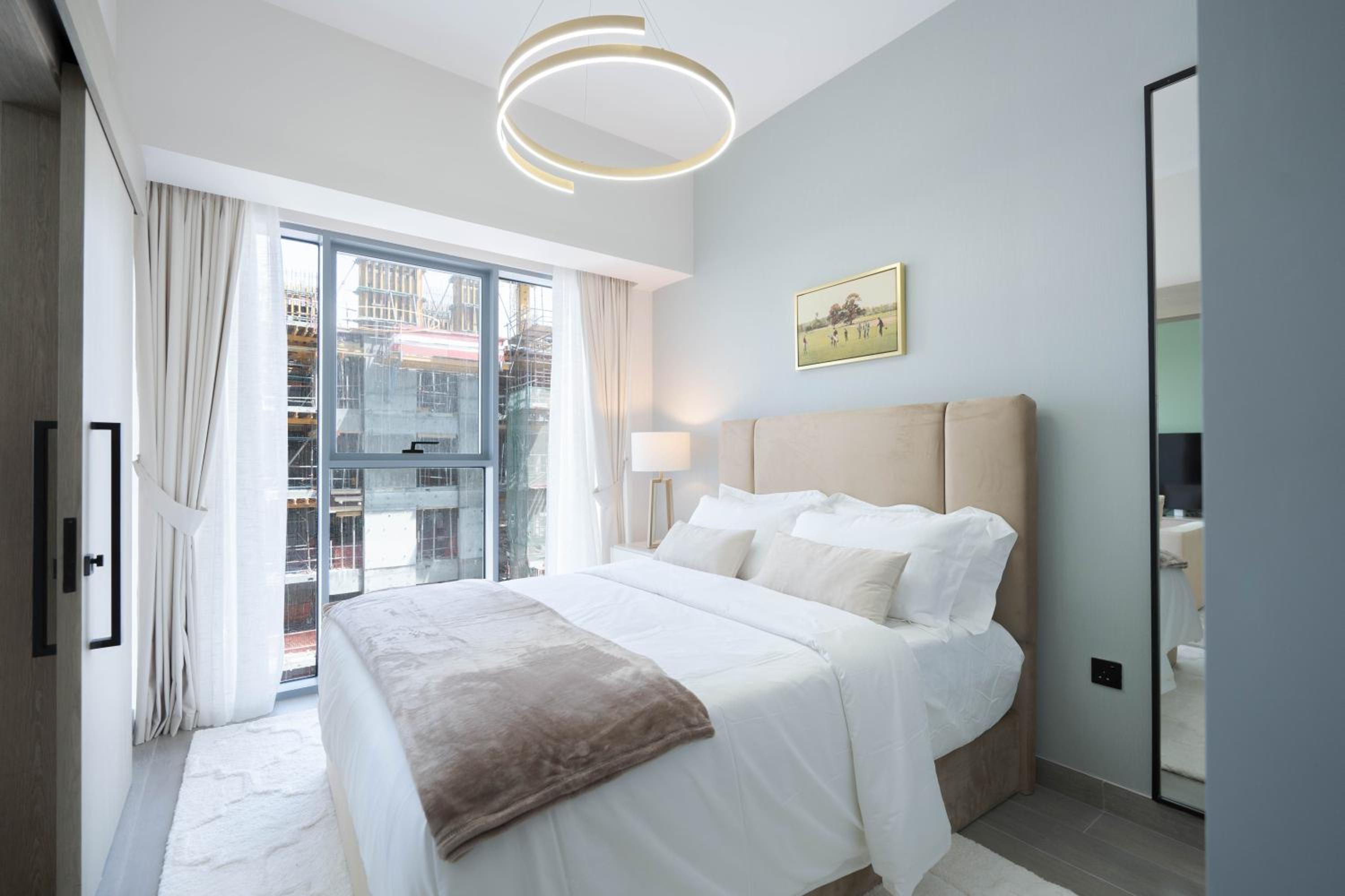 KeyRock Living - Luxe Escape with Pool & Gym Access