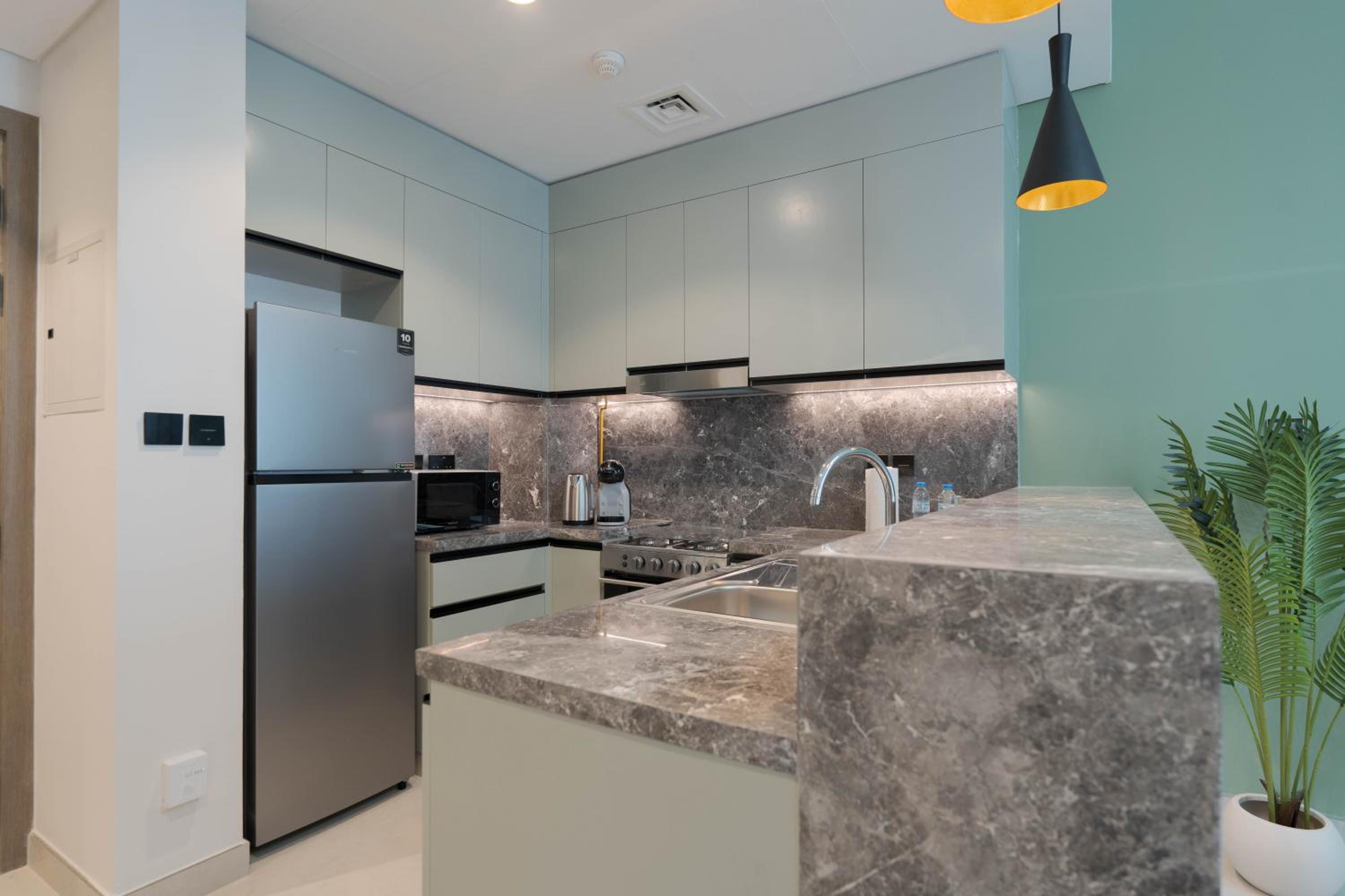 KeyRock Living - Luxe Escape with Pool & Gym Access