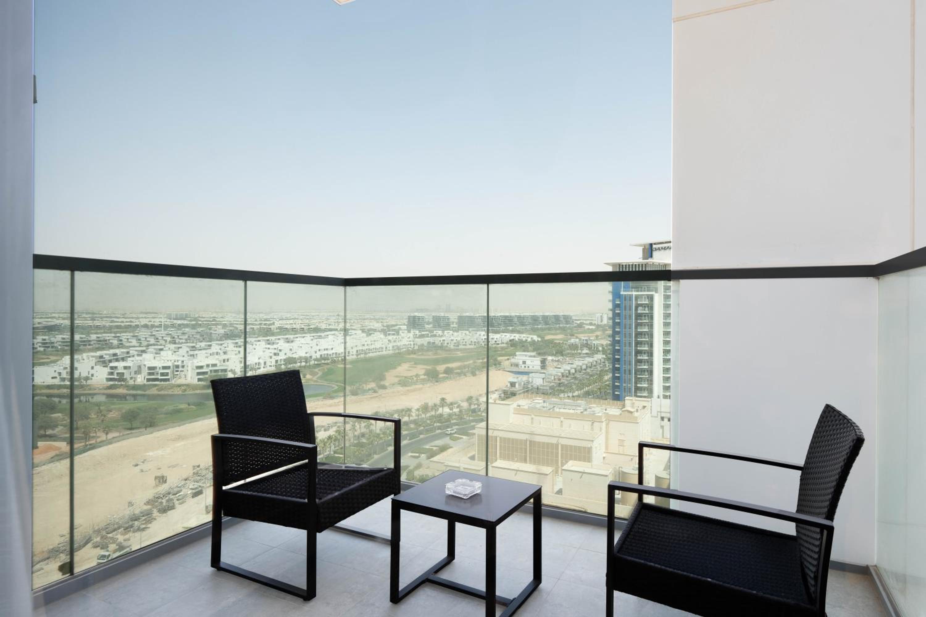 KeyRock Living - Luxe Escape with Pool & Gym Access