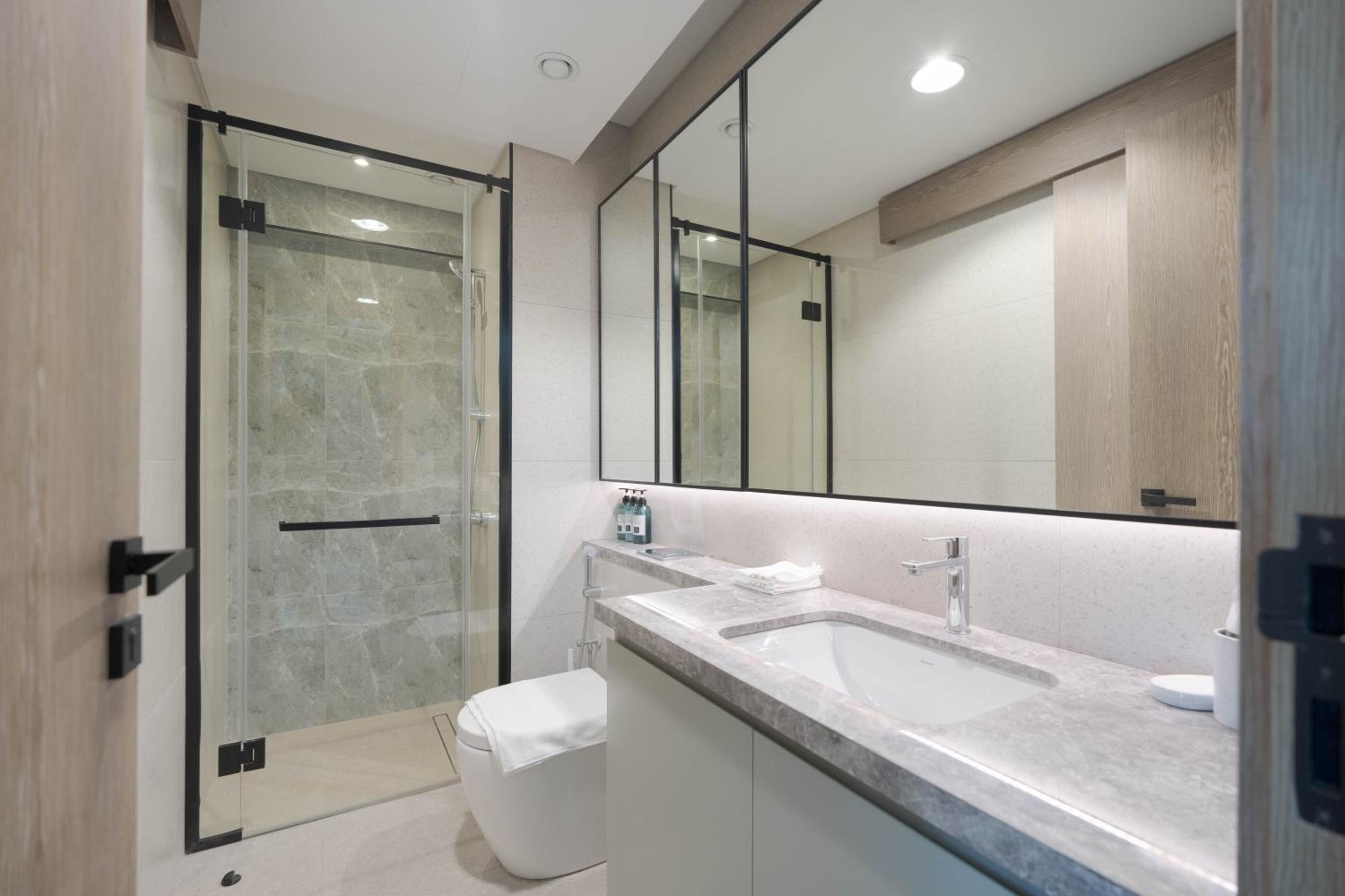 KeyRock Living - Luxe Escape with Pool & Gym Access