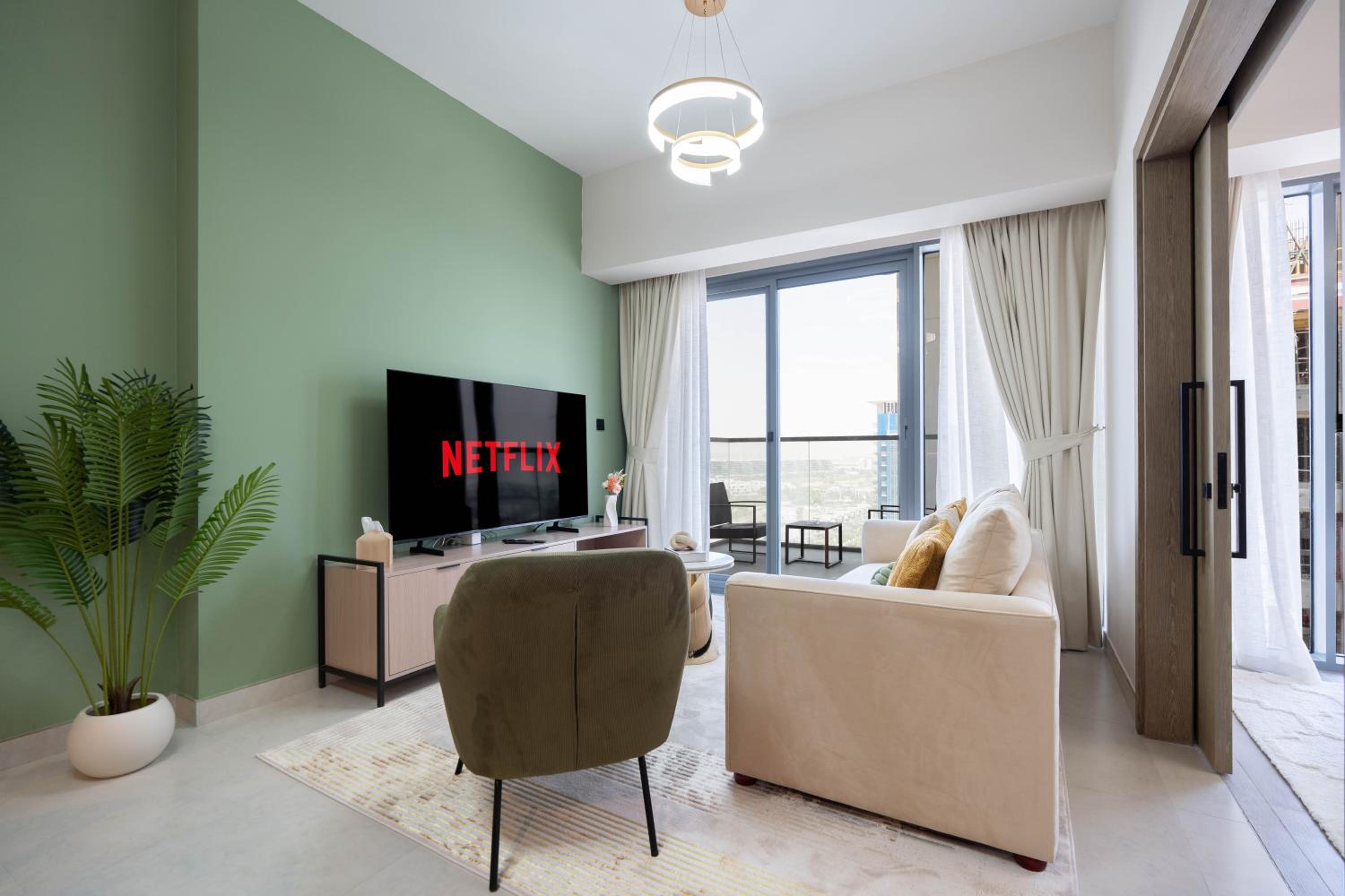 KeyRock Living - Luxe Escape with Pool & Gym Access