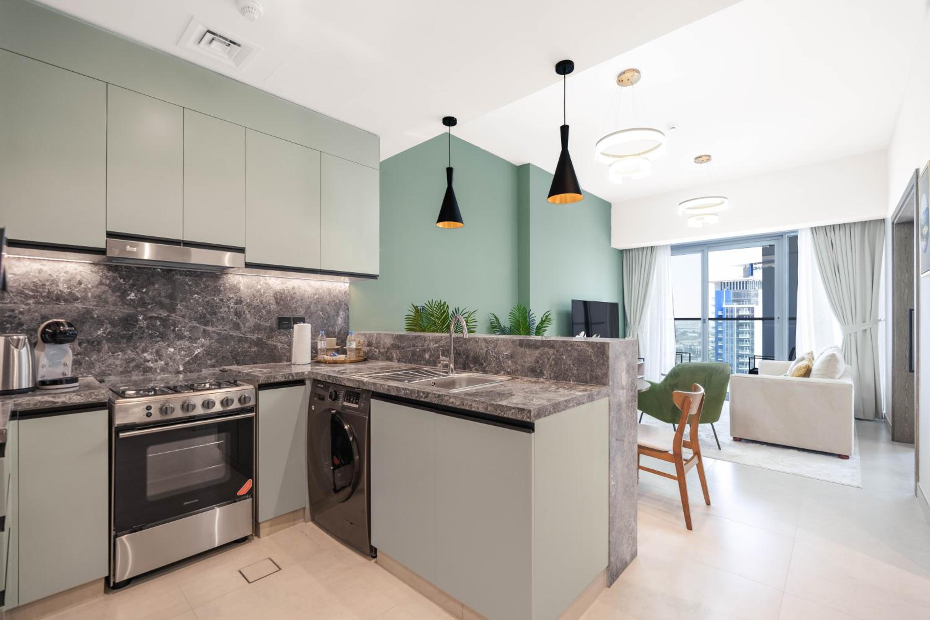 KeyRock Living - Luxe Escape with Pool & Gym Access