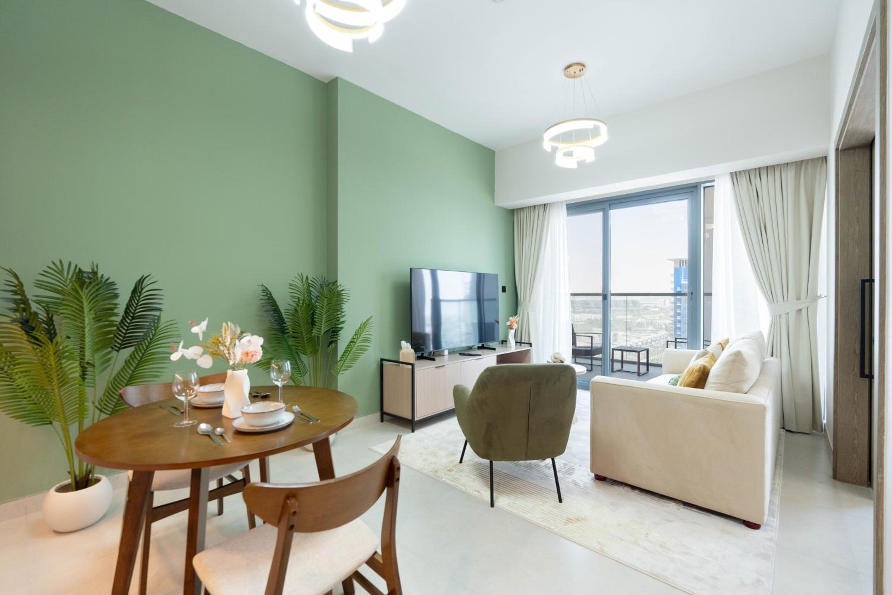KeyRock Living - Luxe Escape with Pool & Gym Access