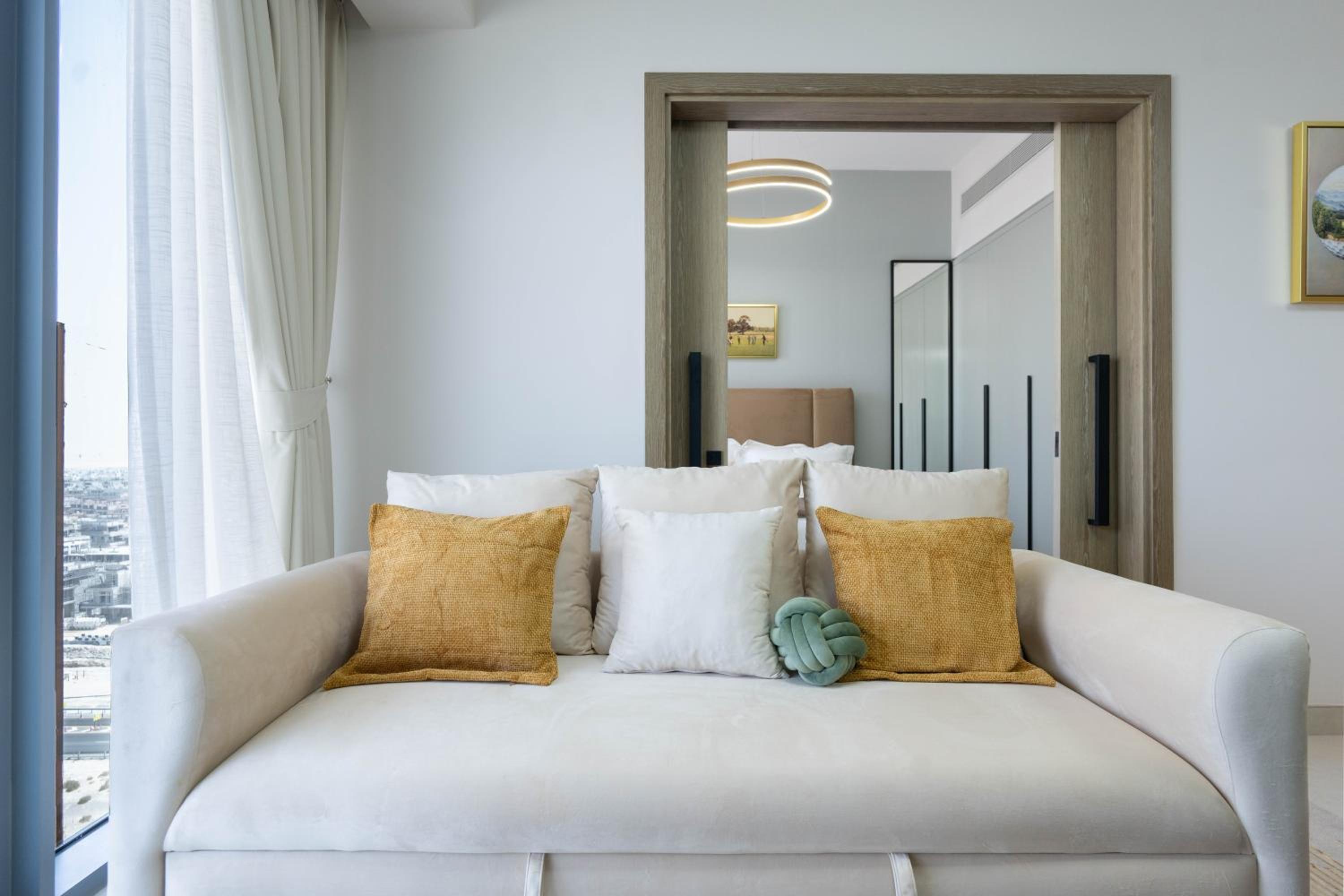 KeyRock Living - Luxe Escape with Pool & Gym Access