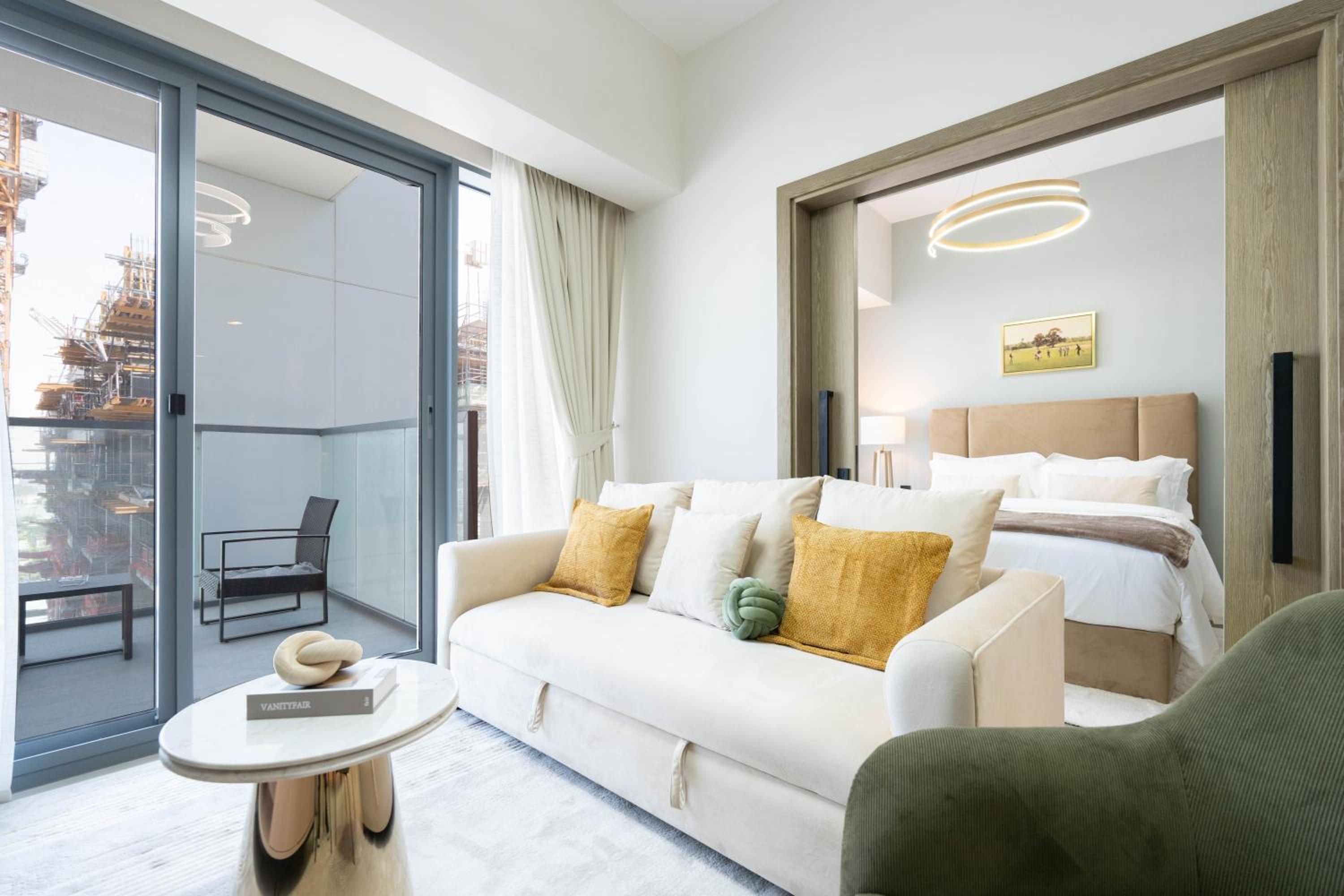 KeyRock Living - Luxe Escape with Pool & Gym Access