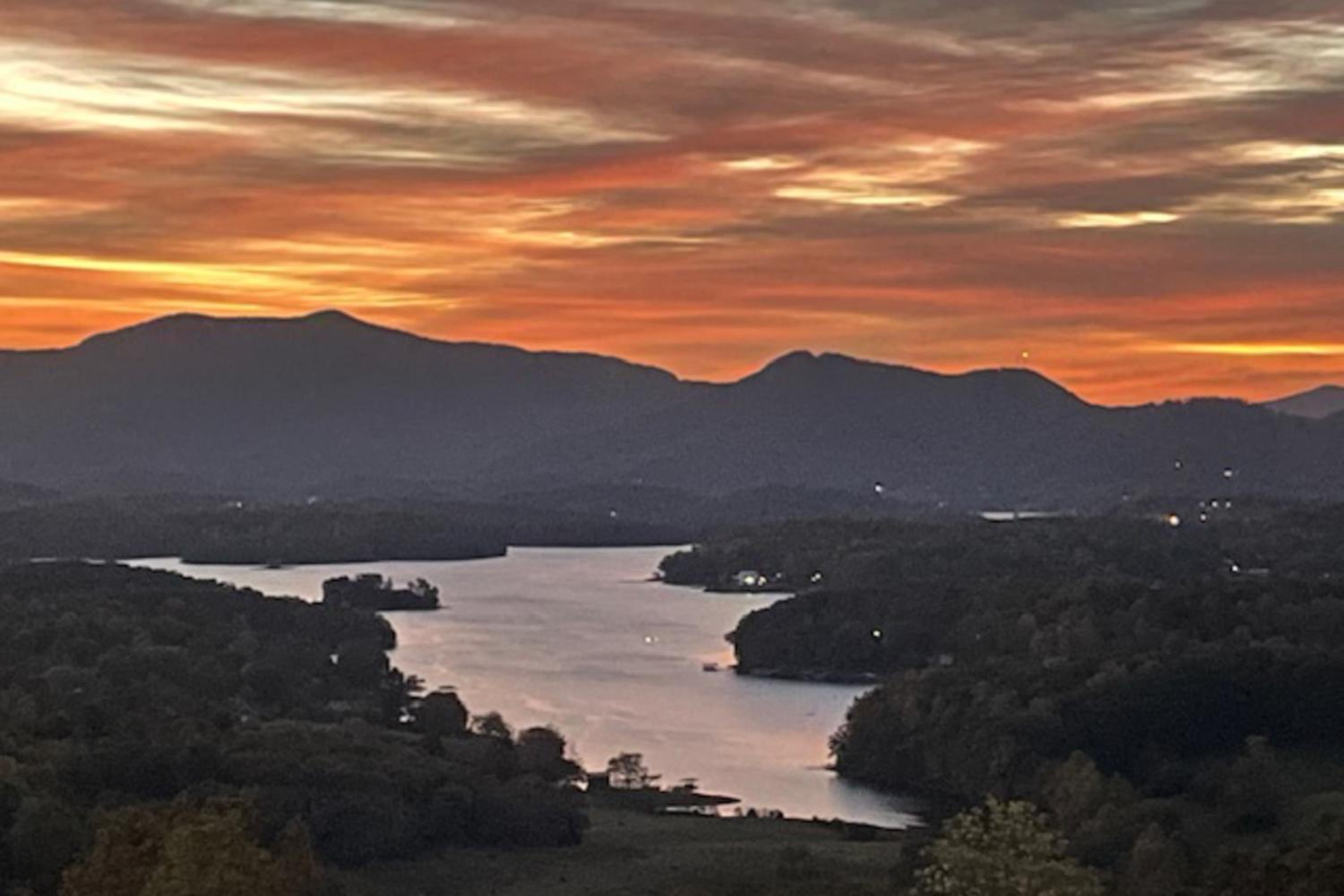 Hot Tub and Stunning Views! Hayesville Retreat