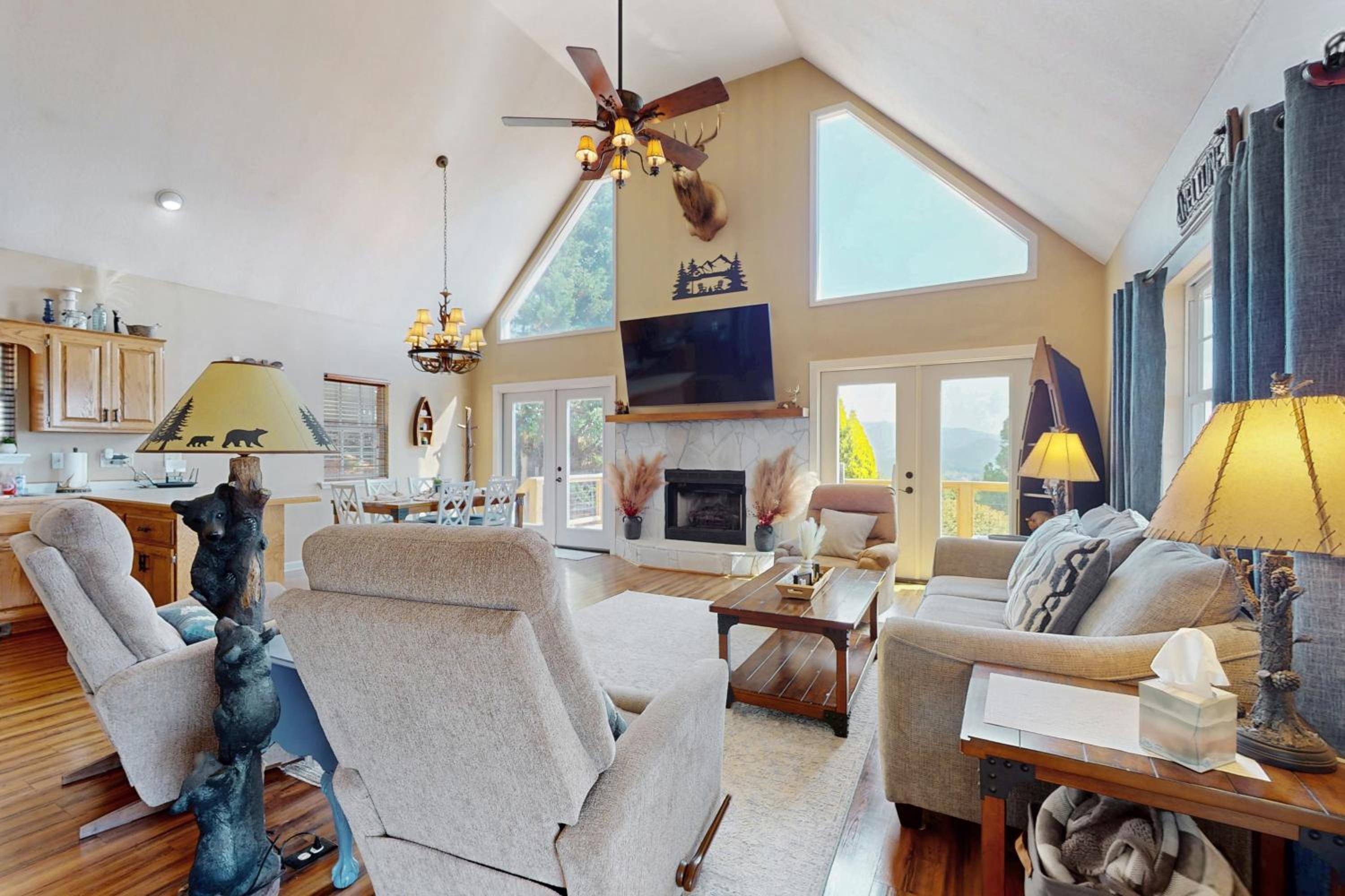Hot Tub and Stunning Views! Hayesville Retreat