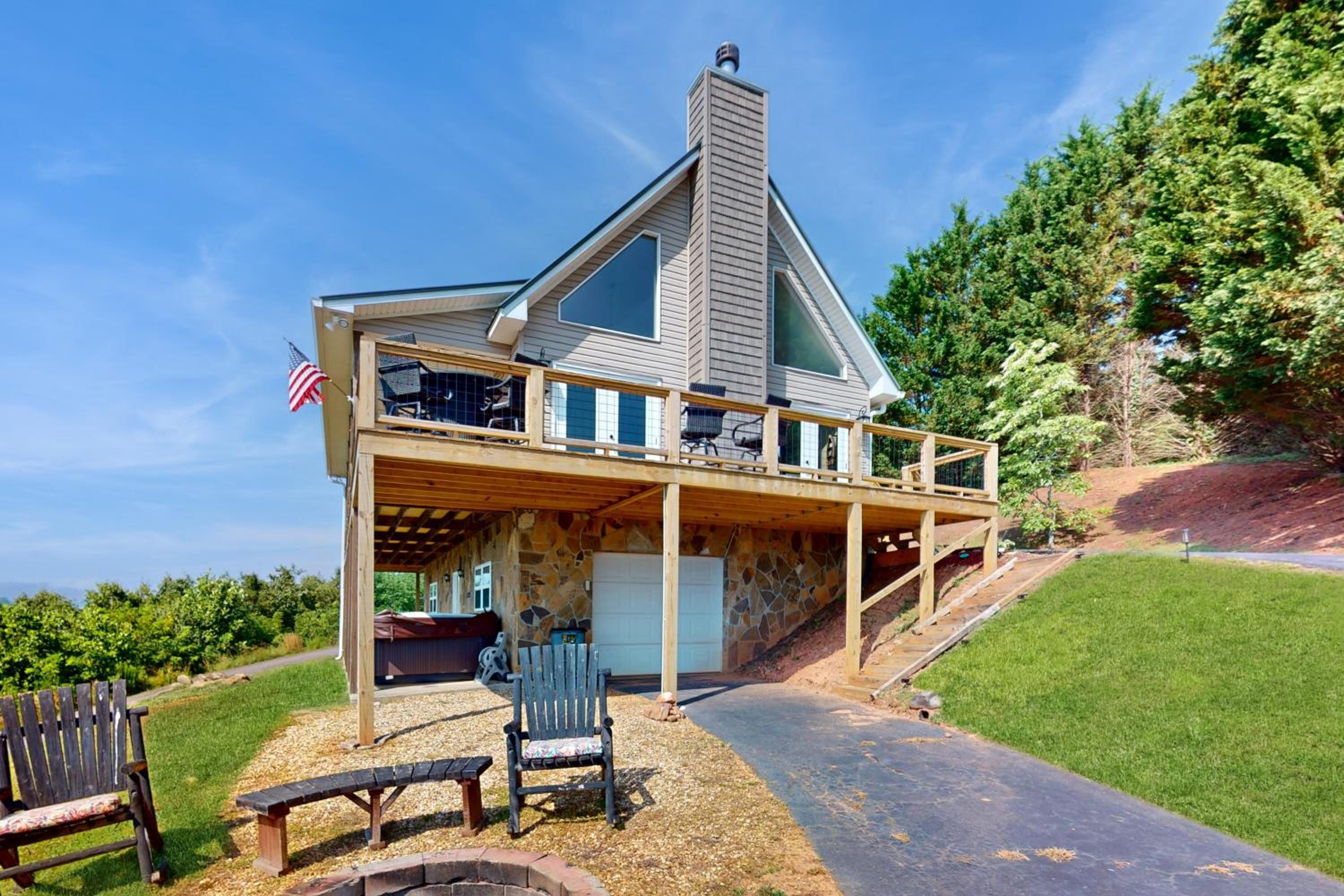 Hot Tub and Stunning Views! Hayesville Retreat