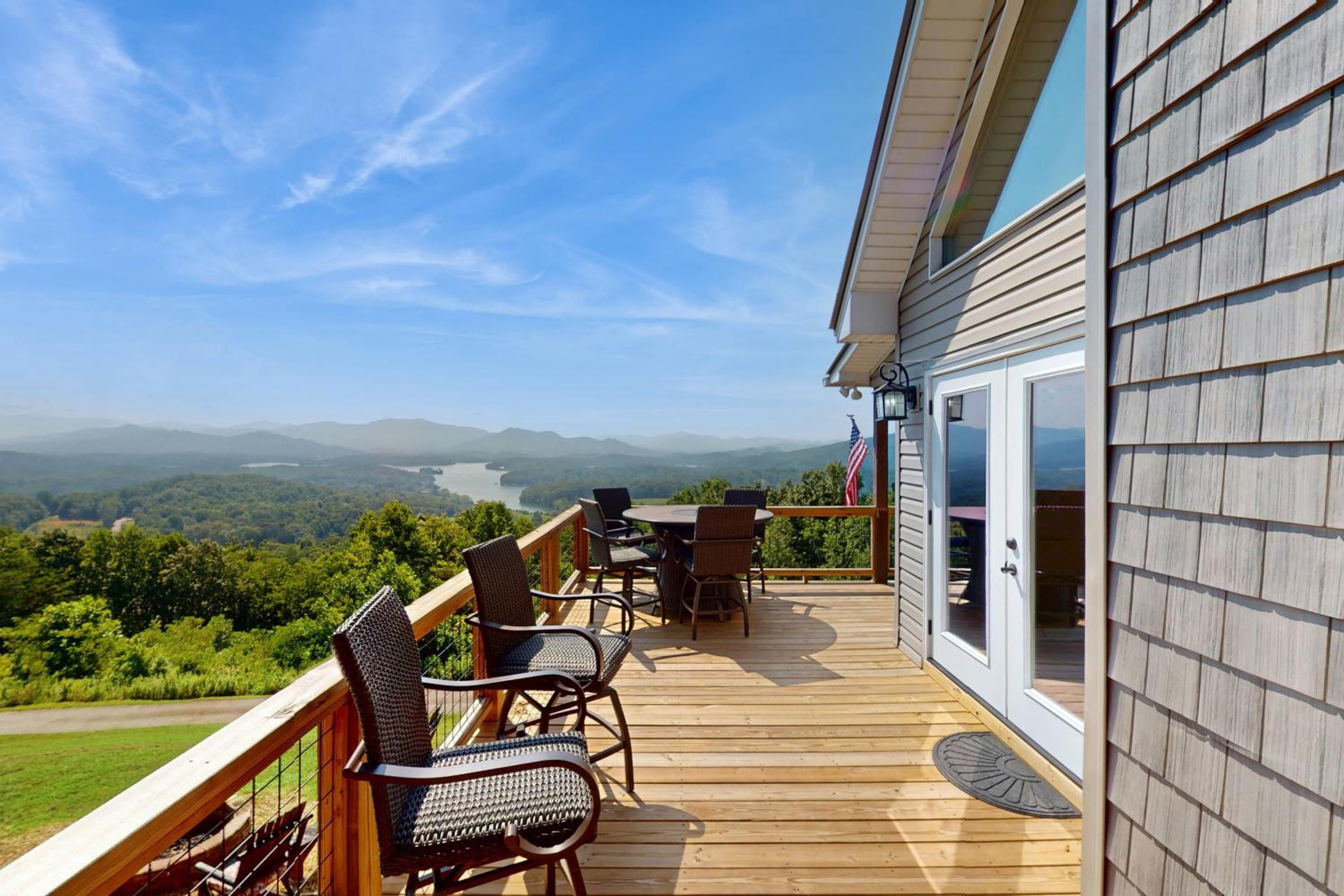 Hot Tub and Stunning Views! Hayesville Retreat