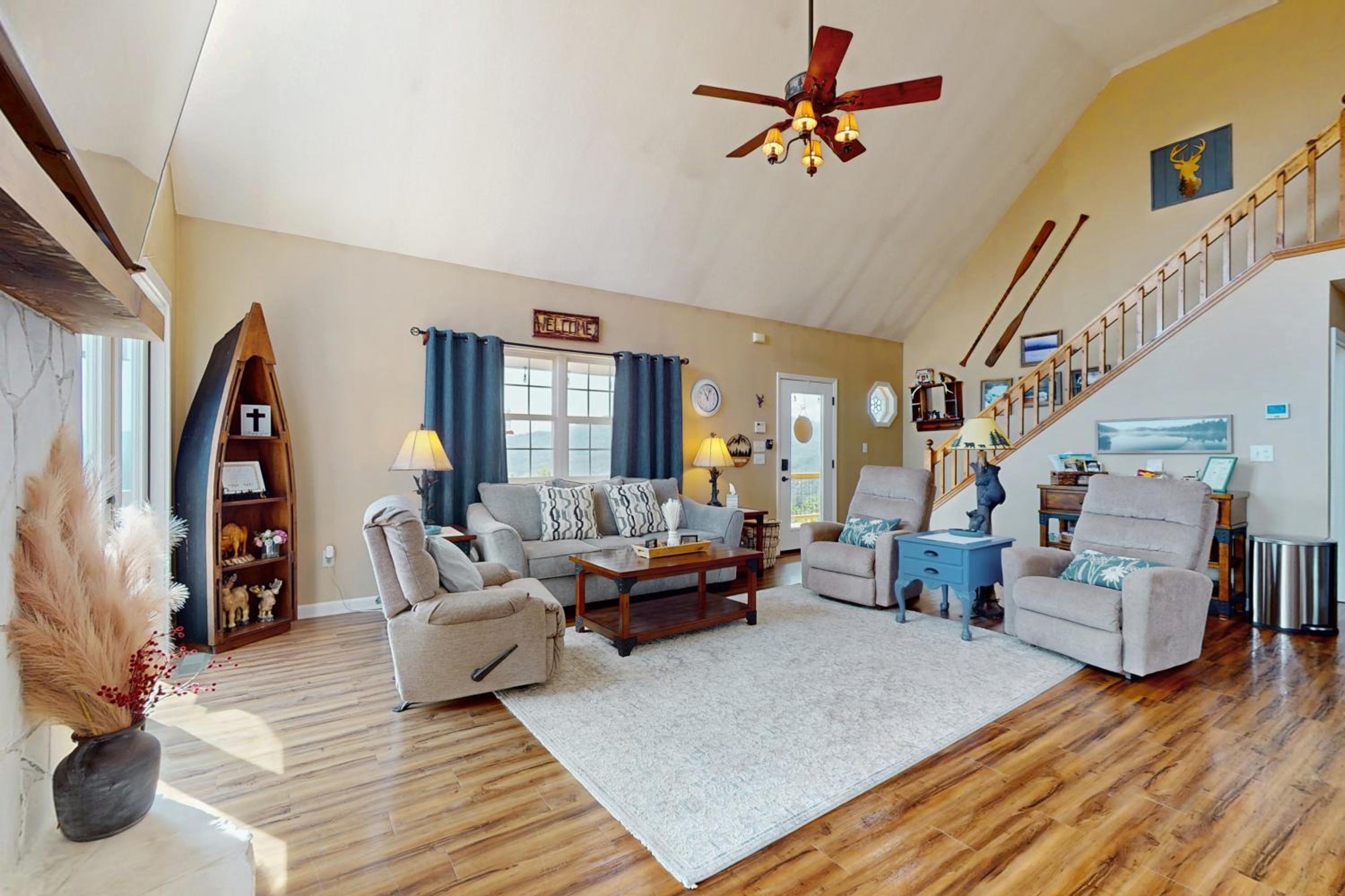 Hot Tub and Stunning Views! Hayesville Retreat