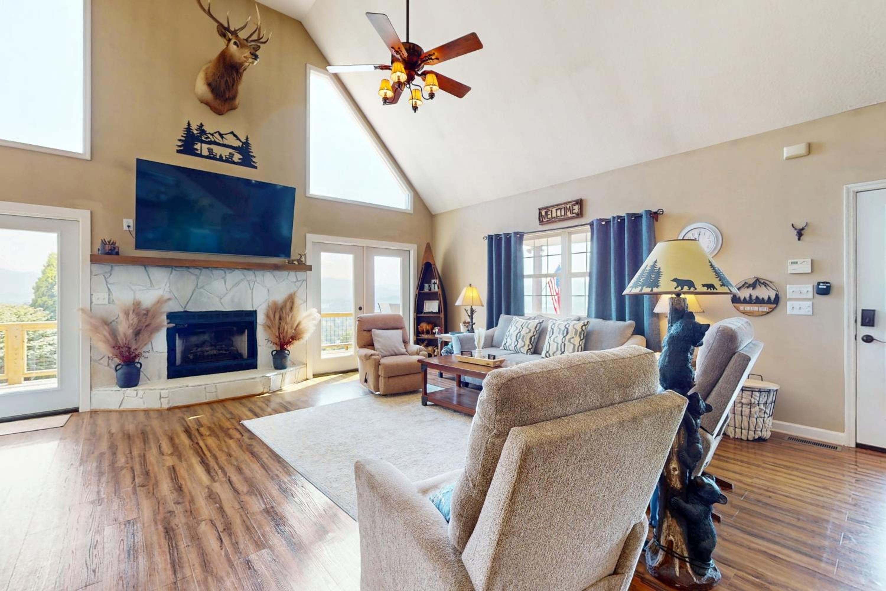 Hot Tub and Stunning Views! Hayesville Retreat