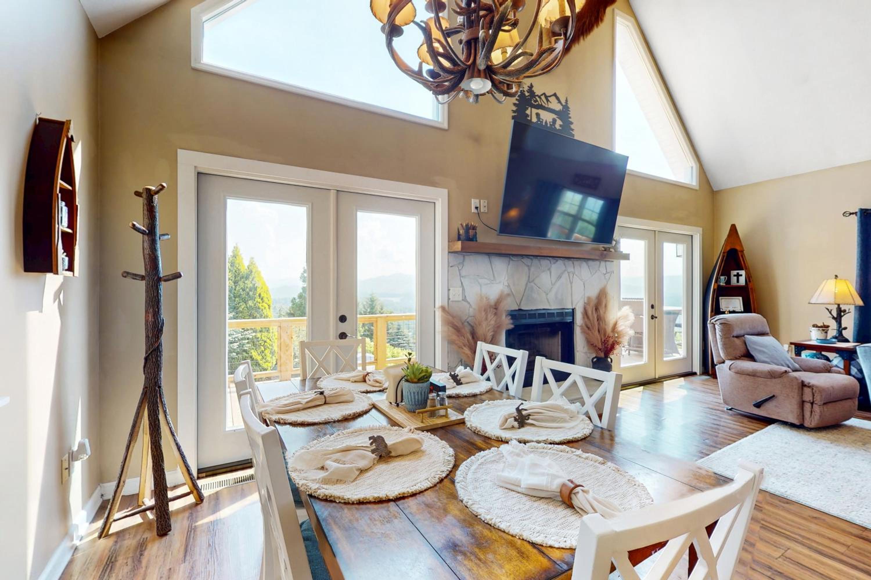 Hot Tub and Stunning Views! Hayesville Retreat