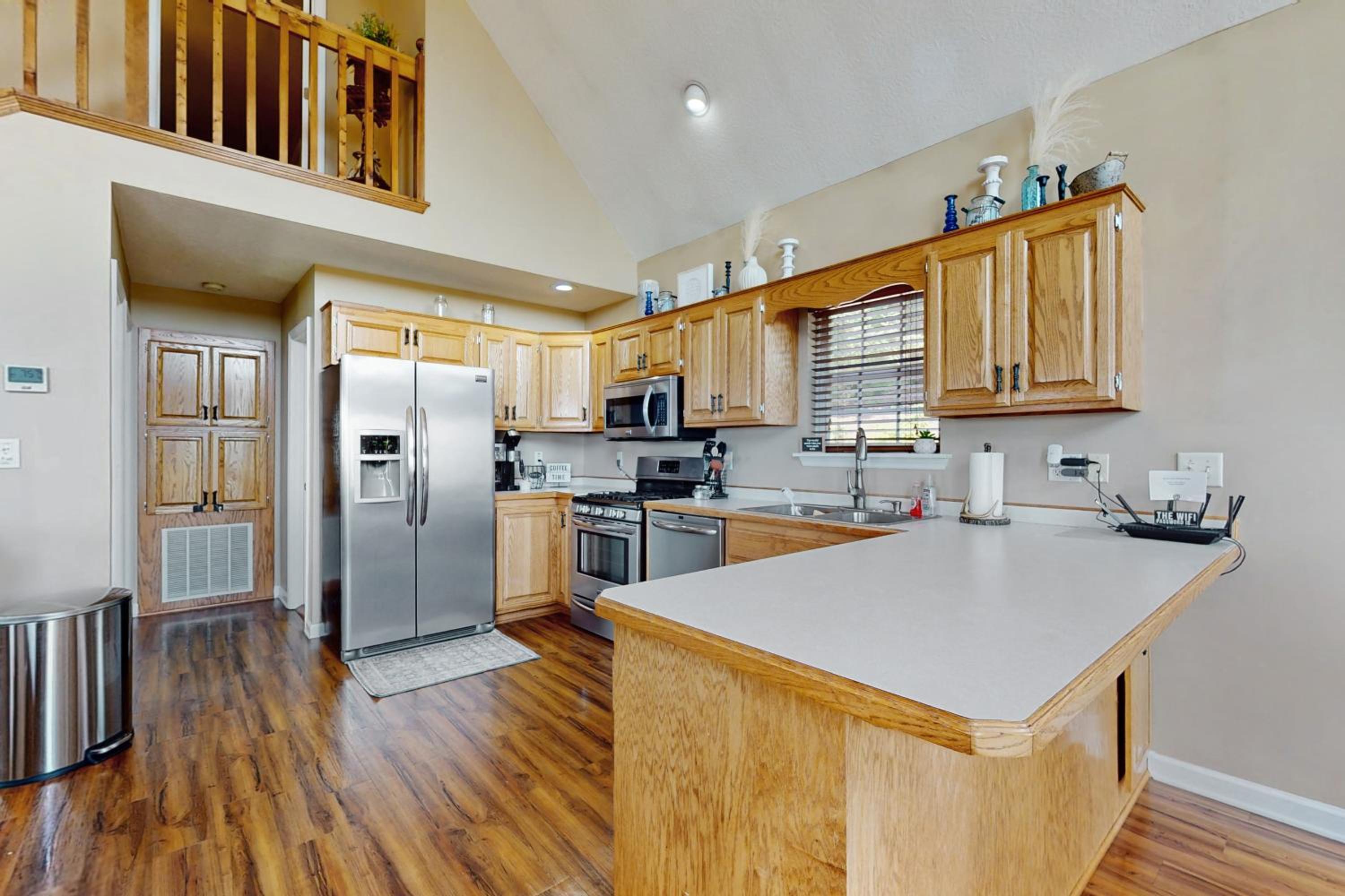 Hot Tub and Stunning Views! Hayesville Retreat