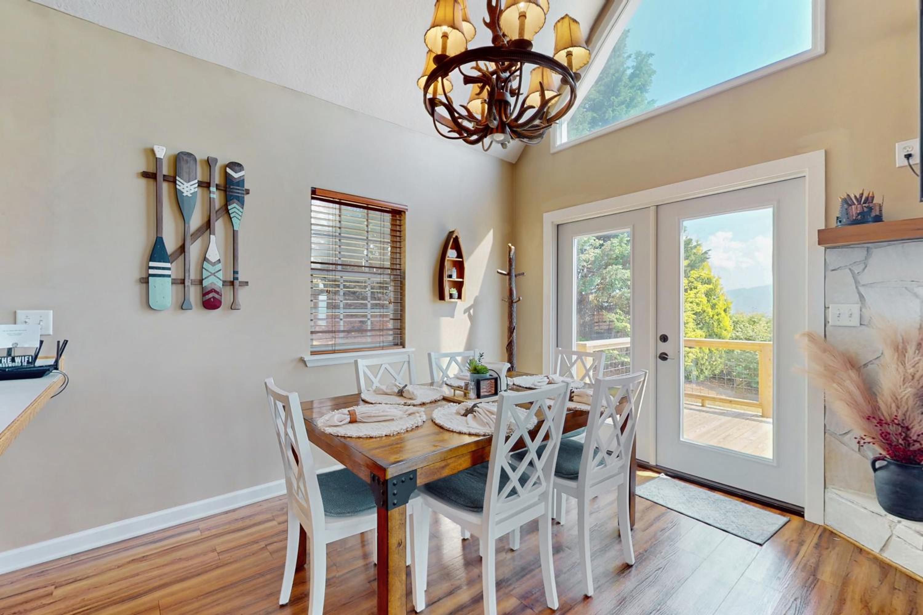 Hot Tub and Stunning Views! Hayesville Retreat