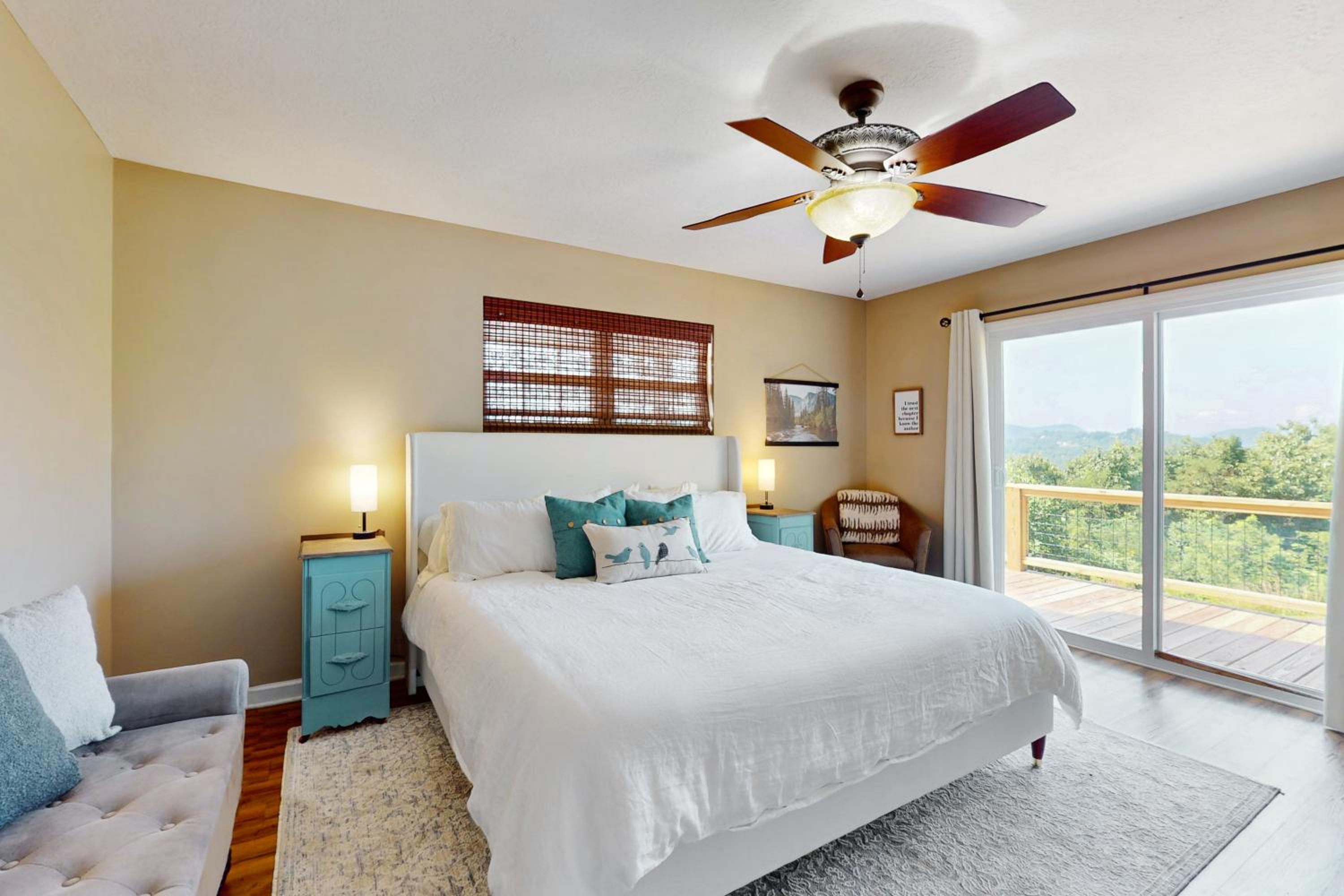 Hot Tub and Stunning Views! Hayesville Retreat