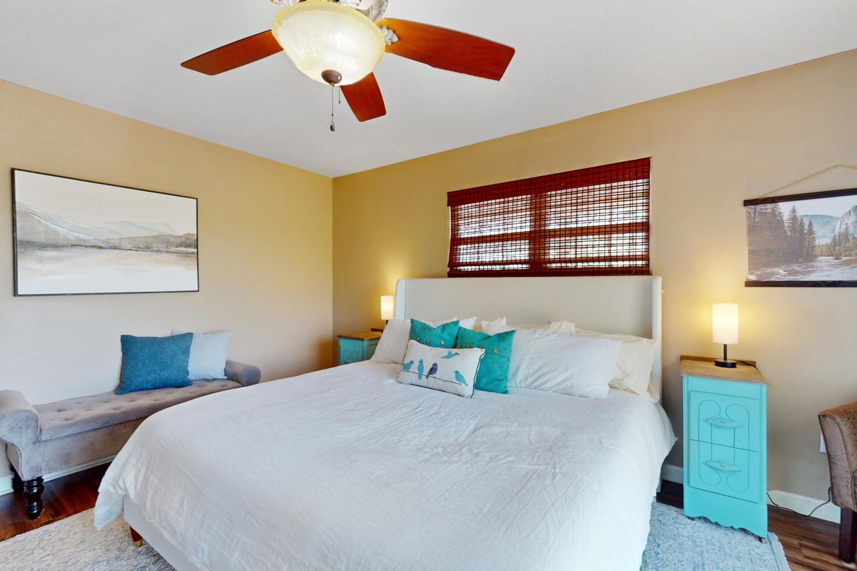 Hot Tub and Stunning Views! Hayesville Retreat