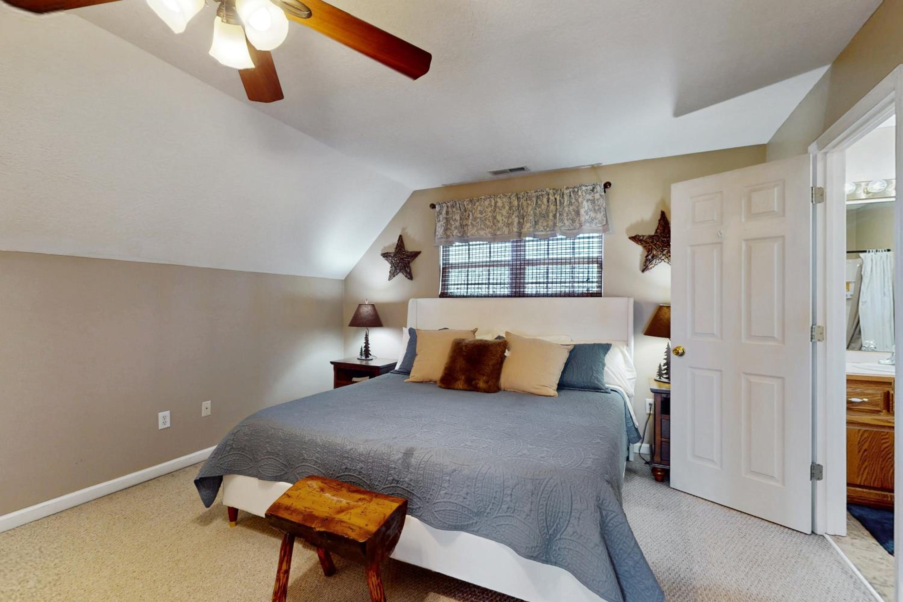 Hot Tub and Stunning Views! Hayesville Retreat