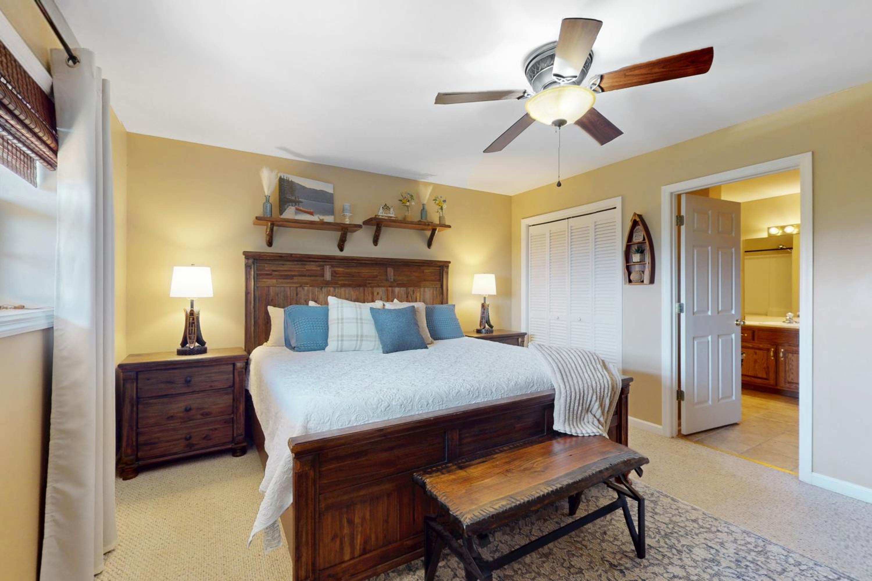 Hot Tub and Stunning Views! Hayesville Retreat