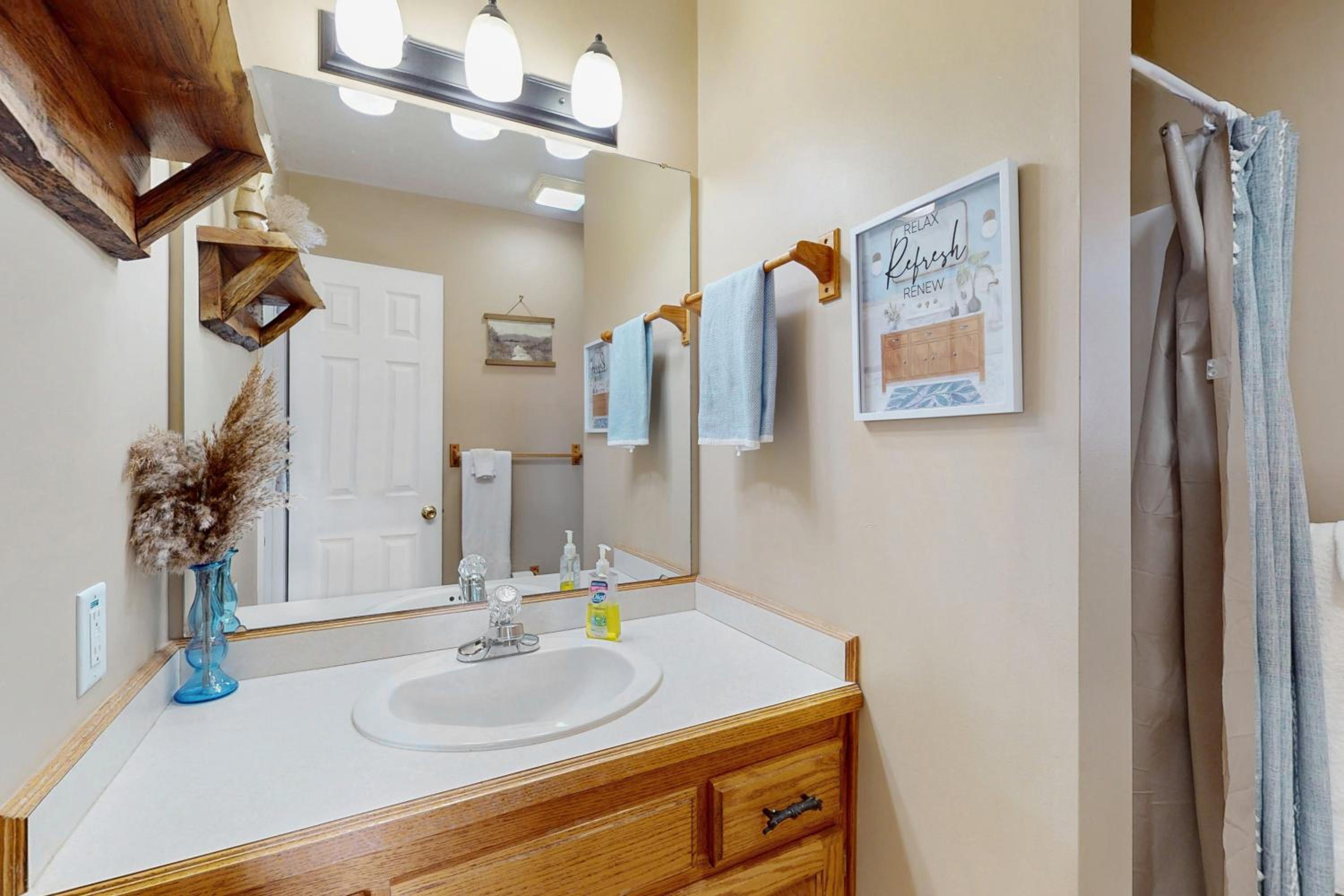 Hot Tub and Stunning Views! Hayesville Retreat