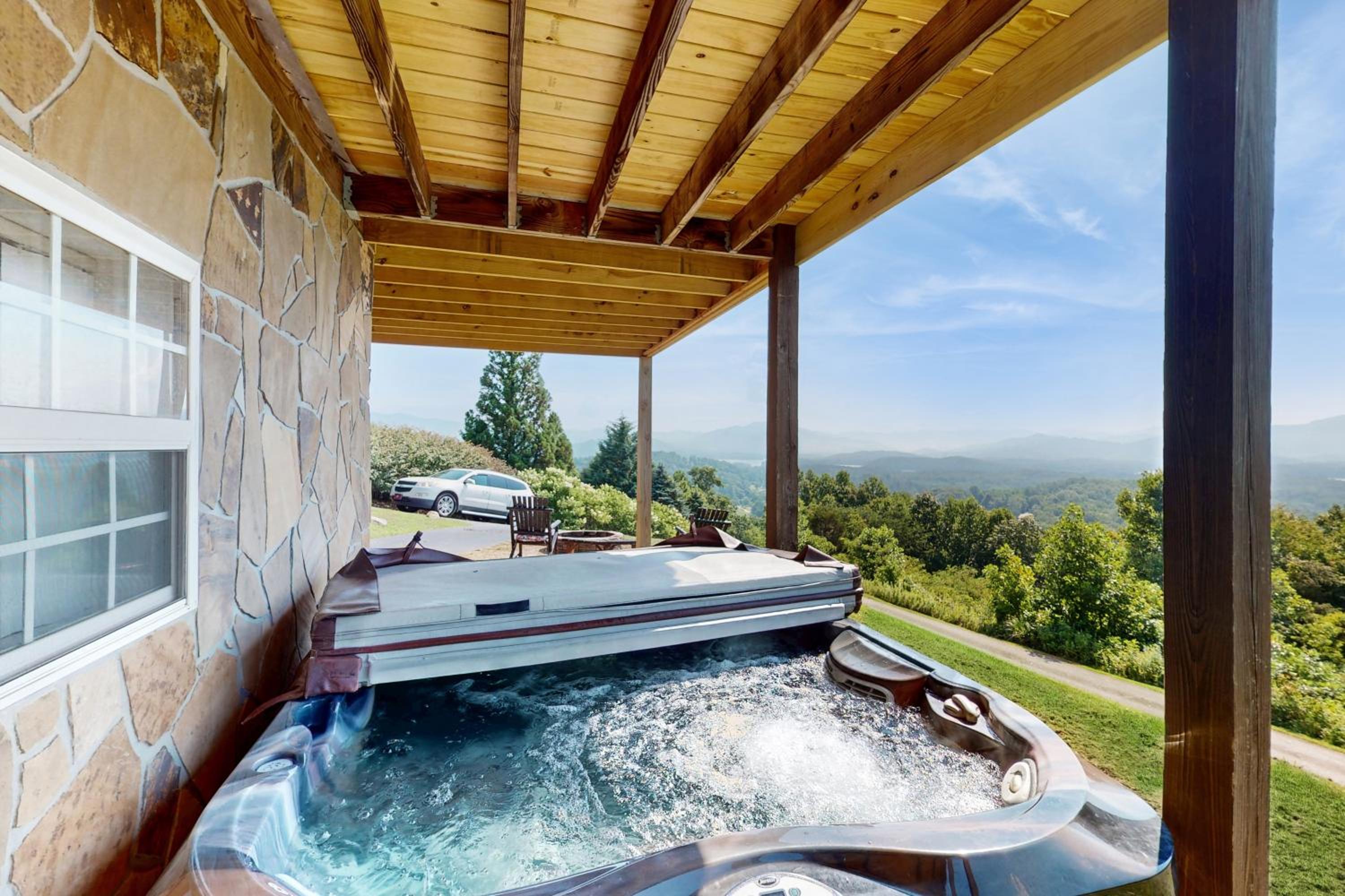 Hot Tub and Stunning Views! Hayesville Retreat