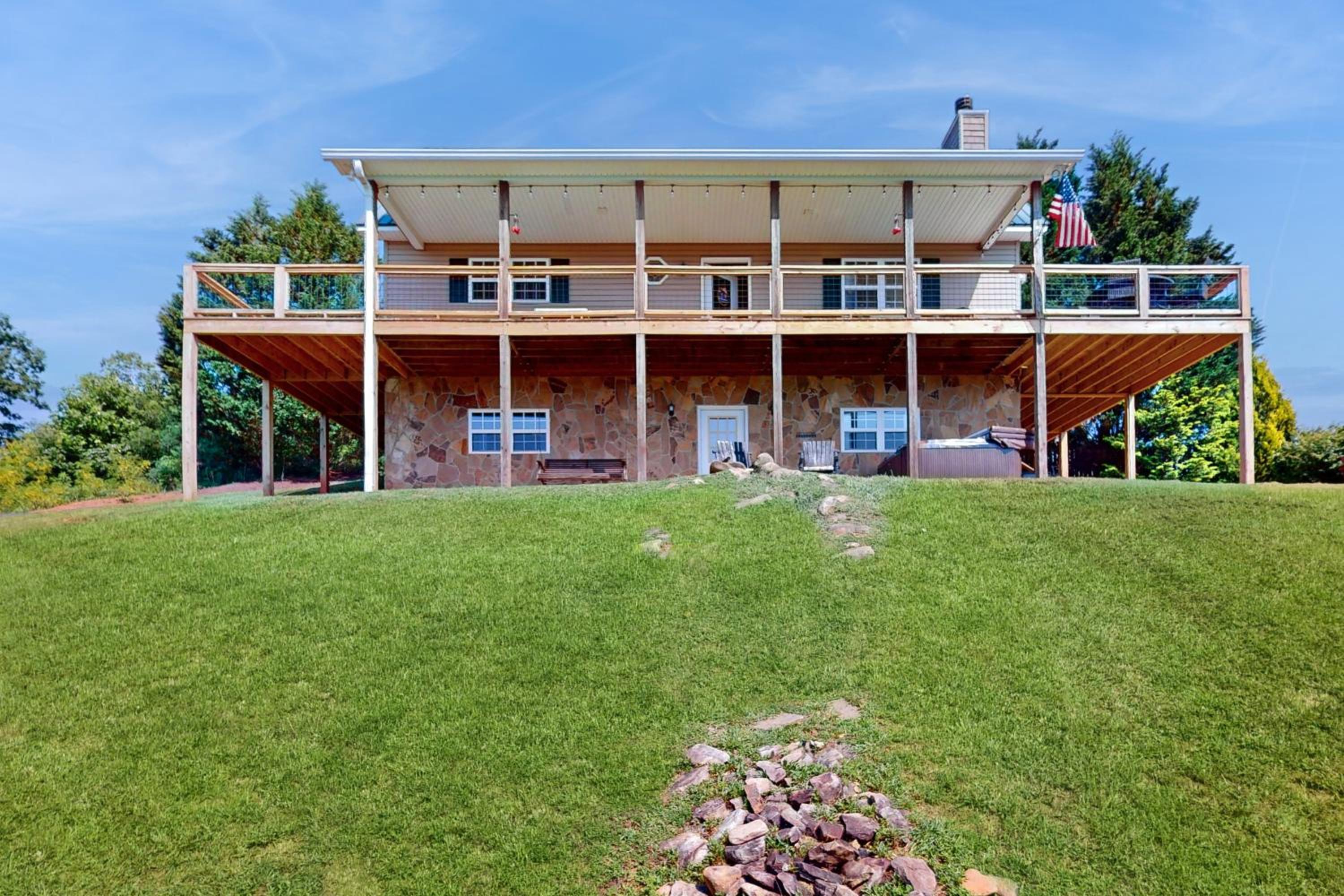 Hot Tub and Stunning Views! Hayesville Retreat