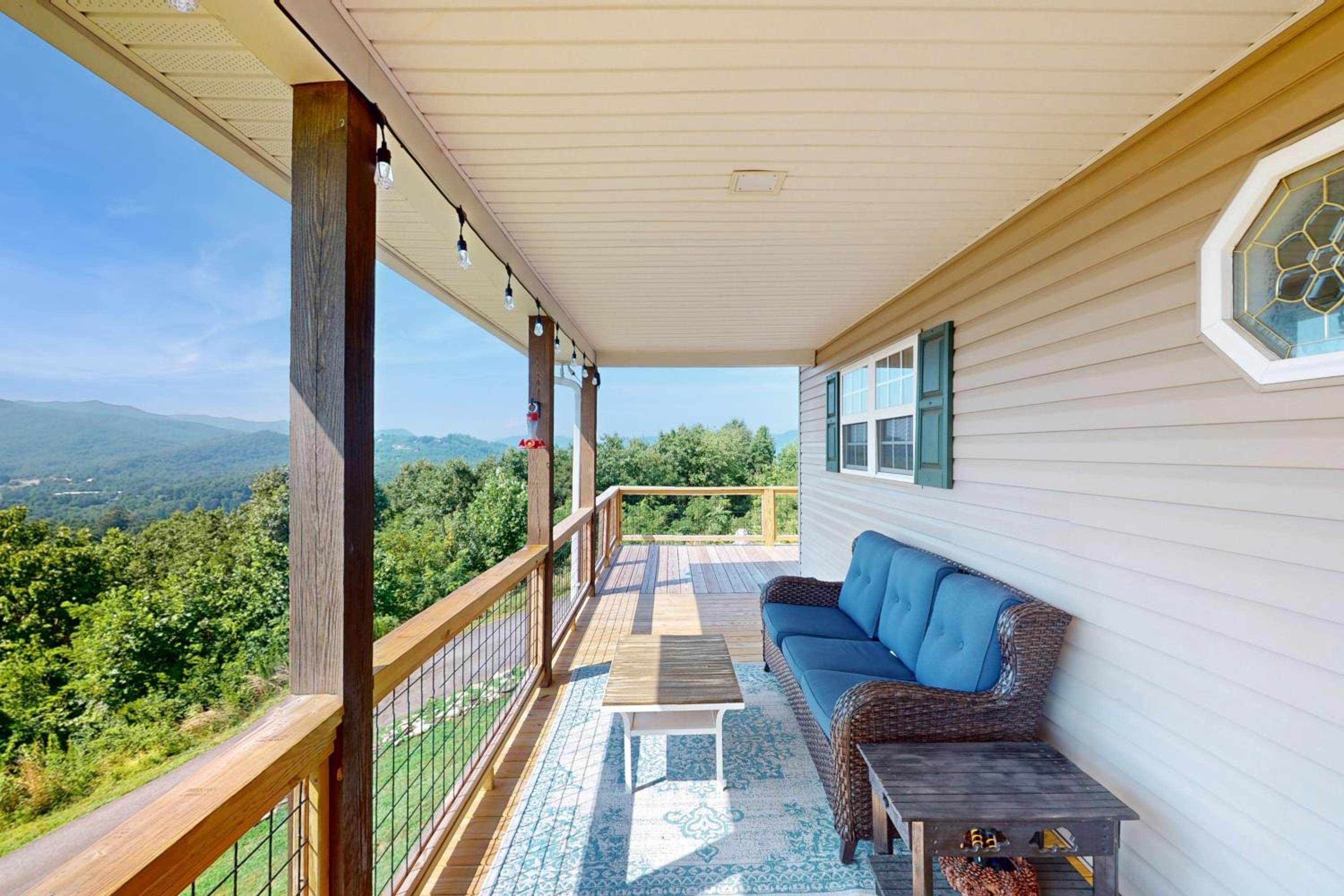 Hot Tub and Stunning Views! Hayesville Retreat