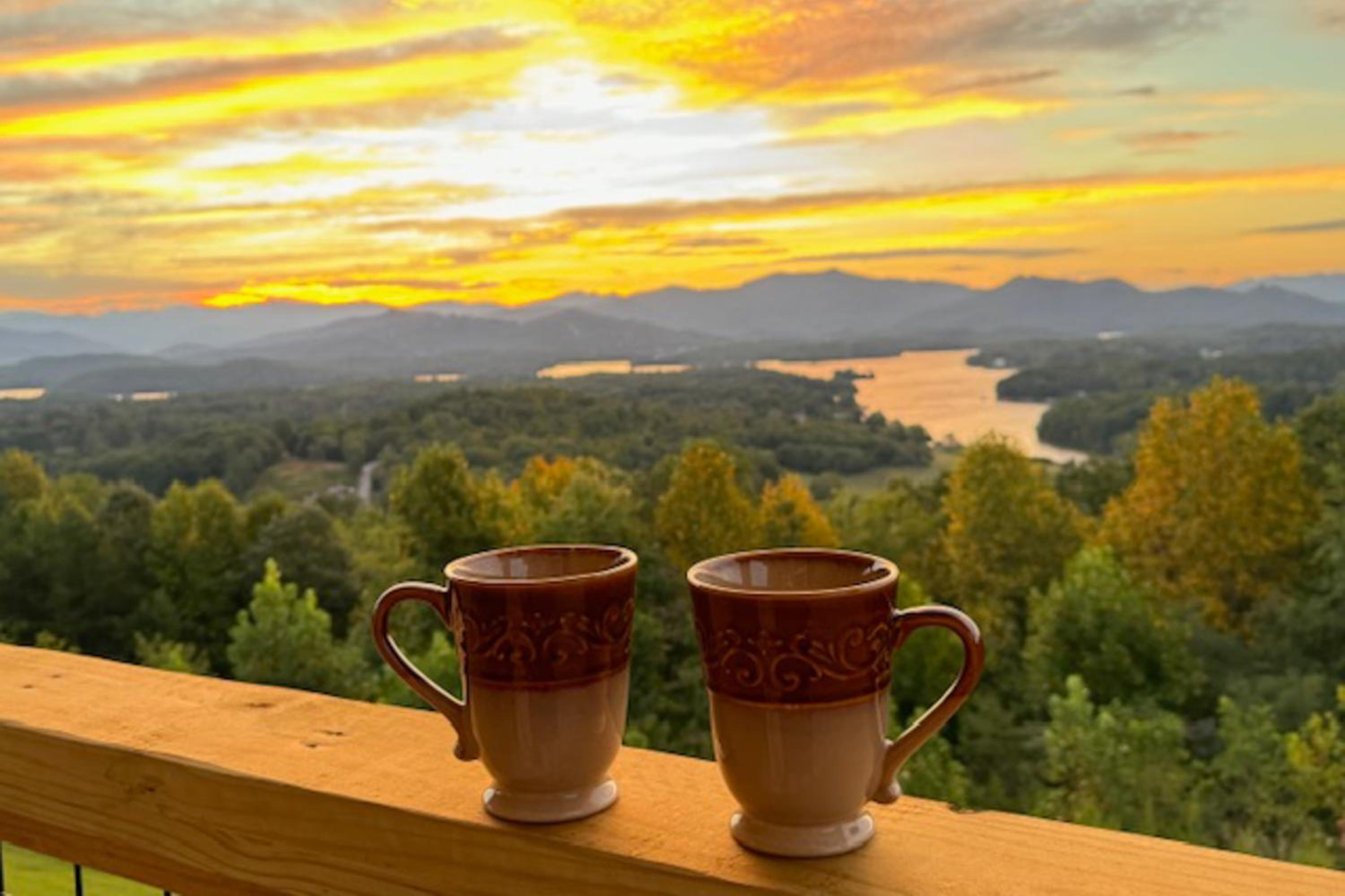 Hot Tub and Stunning Views! Hayesville Retreat
