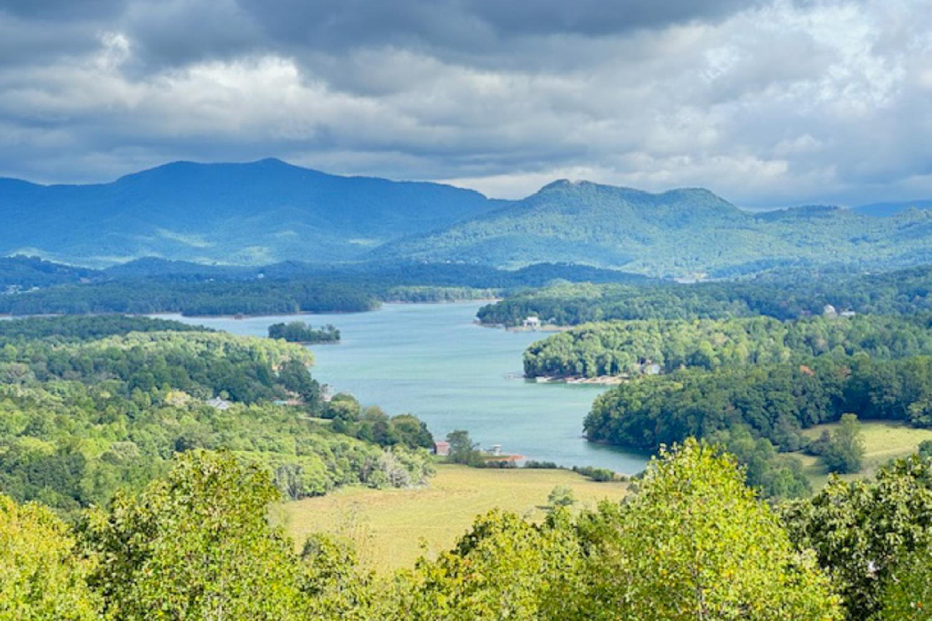 Hot Tub and Stunning Views! Hayesville Retreat