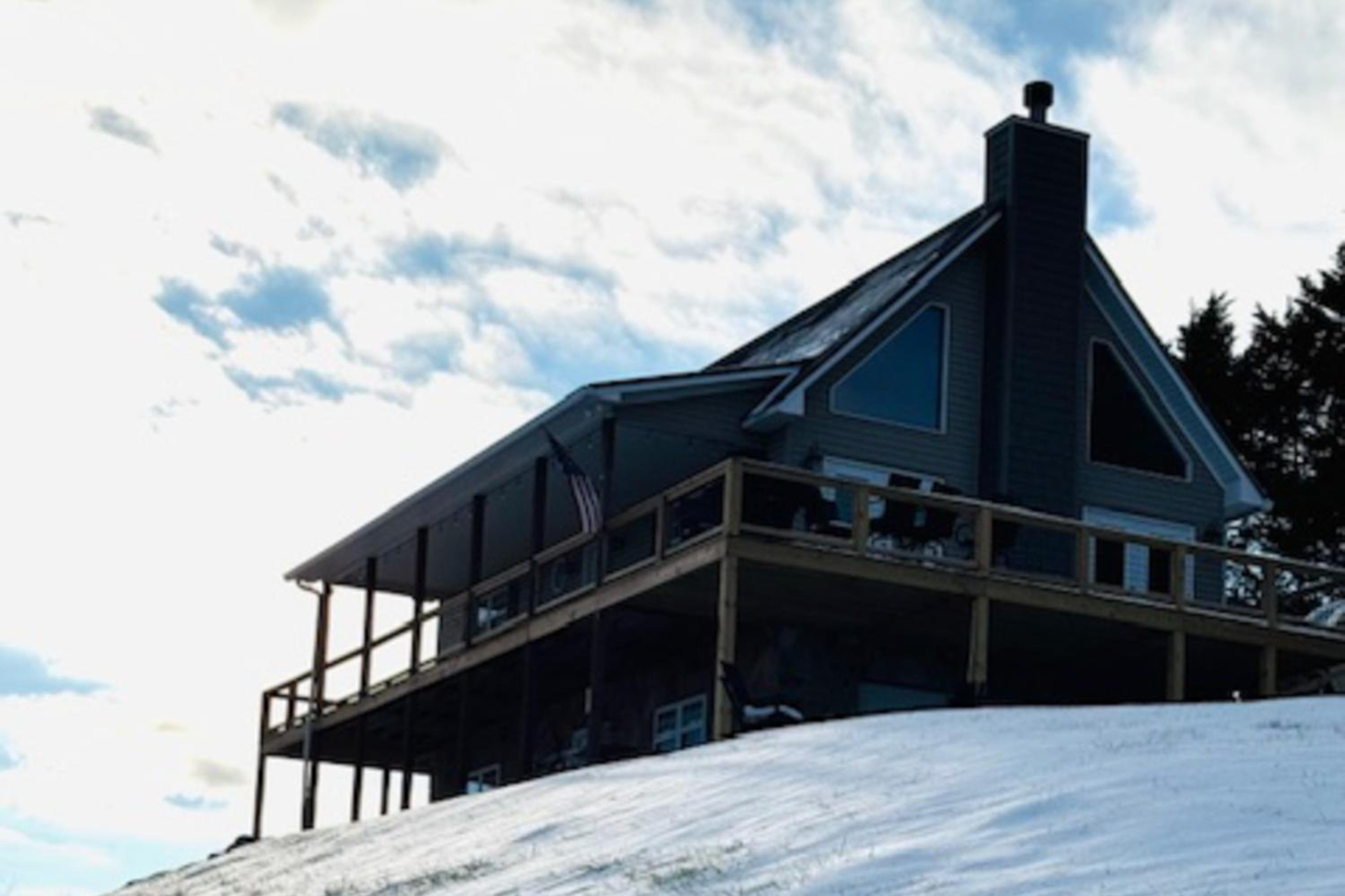 Hot Tub and Stunning Views! Hayesville Retreat