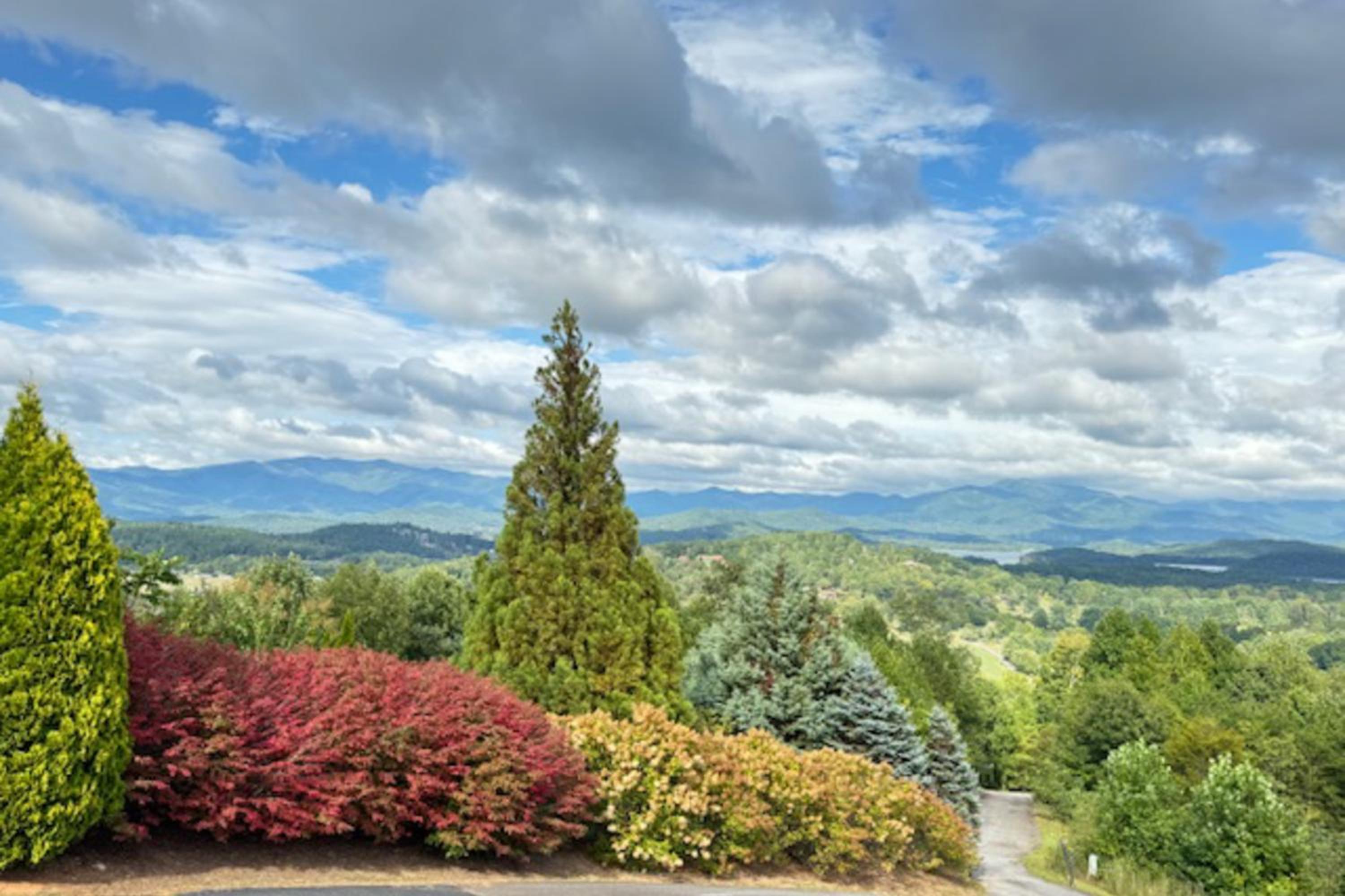 Hot Tub and Stunning Views! Hayesville Retreat