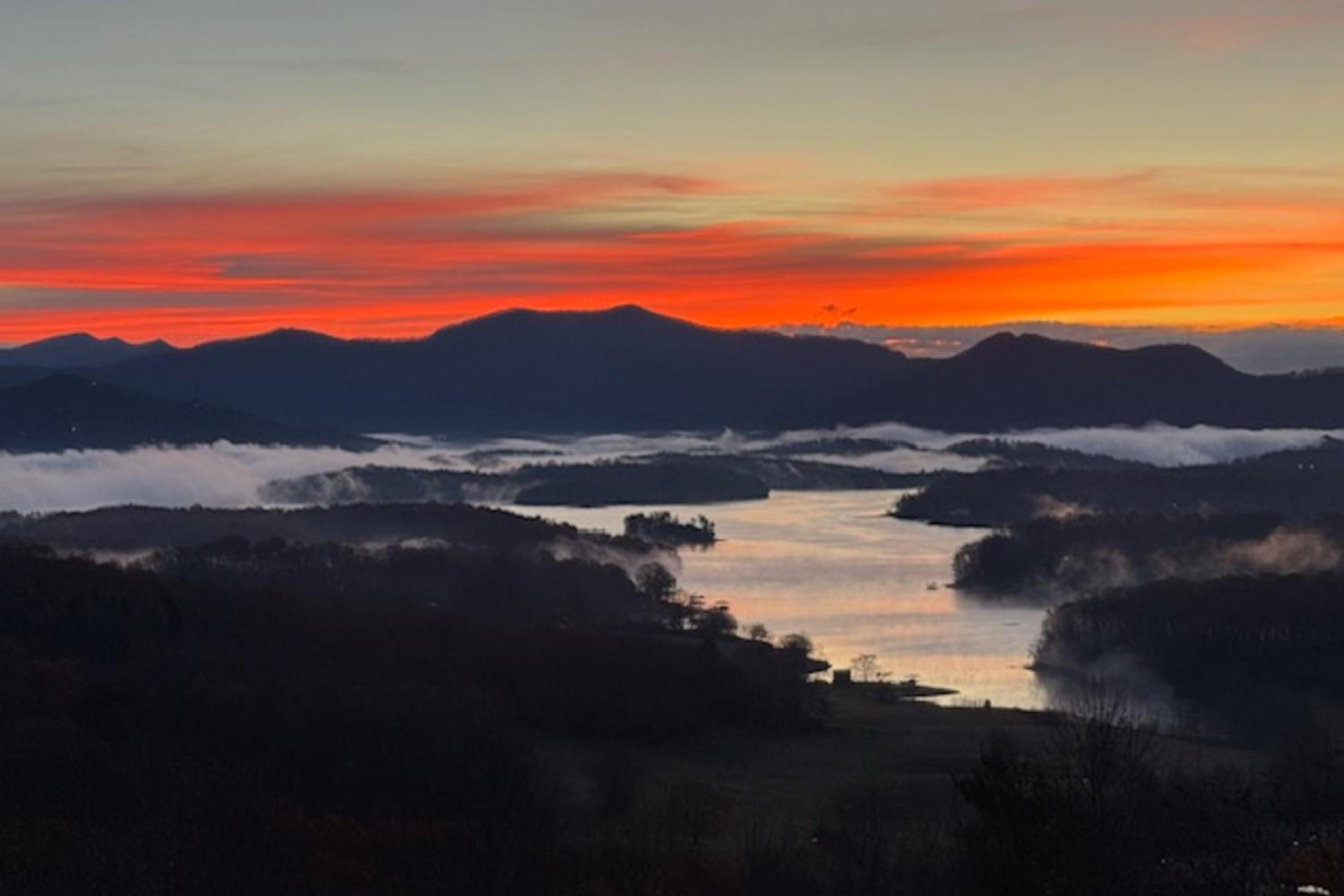 Hot Tub and Stunning Views! Hayesville Retreat