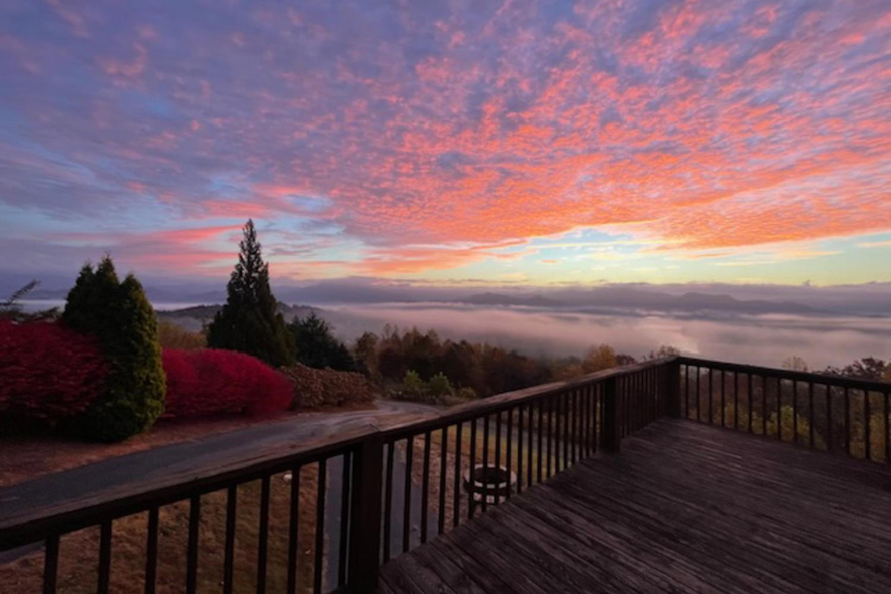 Hot Tub and Stunning Views! Hayesville Retreat