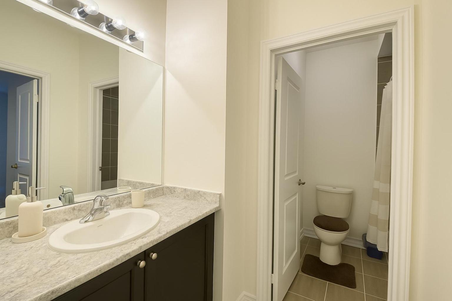 2024 Built Elegant 3BR Kleinburg Vaughan Townhouse with Free Parking, WiFi, Full Kitchen, Laundry, Near Canada's Wonderland! Perfect for Family Travel, Gro