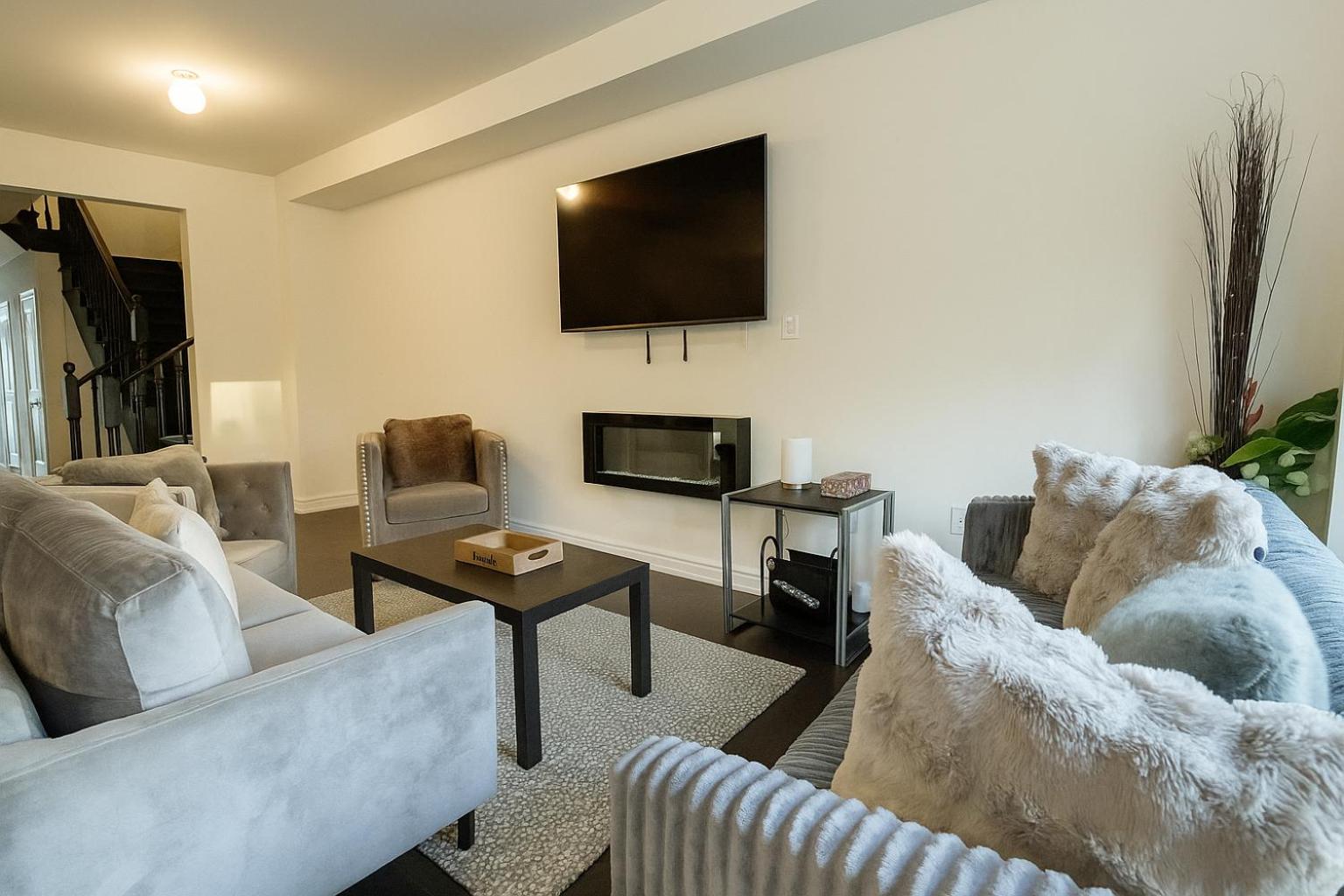 2024 Built Elegant 3BR Kleinburg Vaughan Townhouse with Free Parking, WiFi, Full Kitchen, Laundry, Near Canada's Wonderland! Perfect for Family Travel, Gro