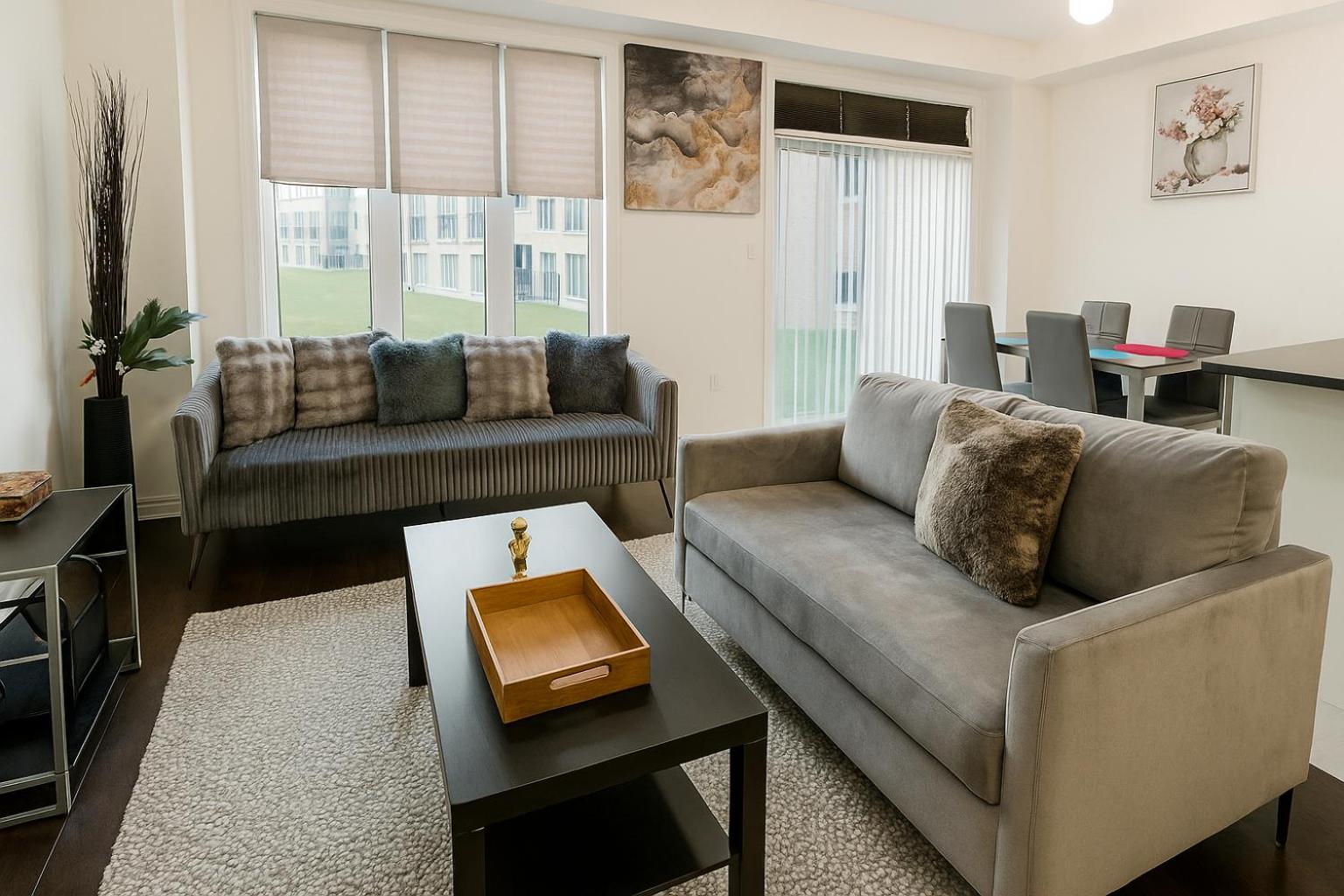 2024 Built Elegant 3BR Kleinburg Vaughan Townhouse with Free Parking, WiFi, Full Kitchen, Laundry, Near Canada's Wonderland! Perfect for Family Travel, Gro