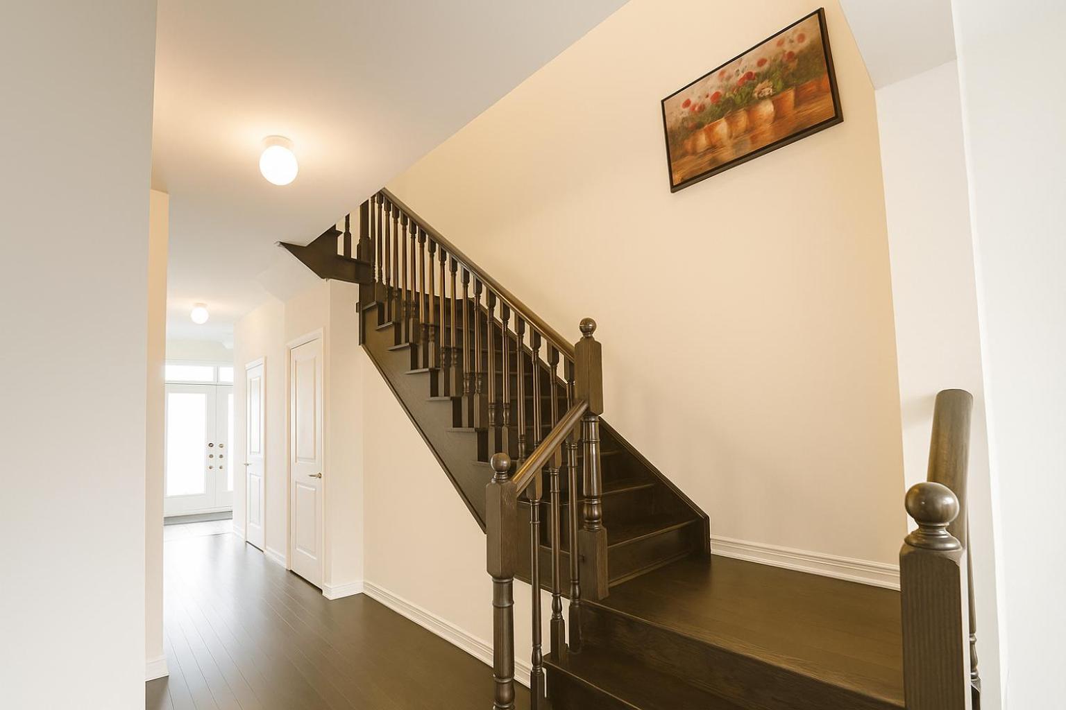 2024 Built Elegant 3BR Kleinburg Vaughan Townhouse with Free Parking, WiFi, Full Kitchen, Laundry, Near Canada's Wonderland! Perfect for Family Travel, Gro