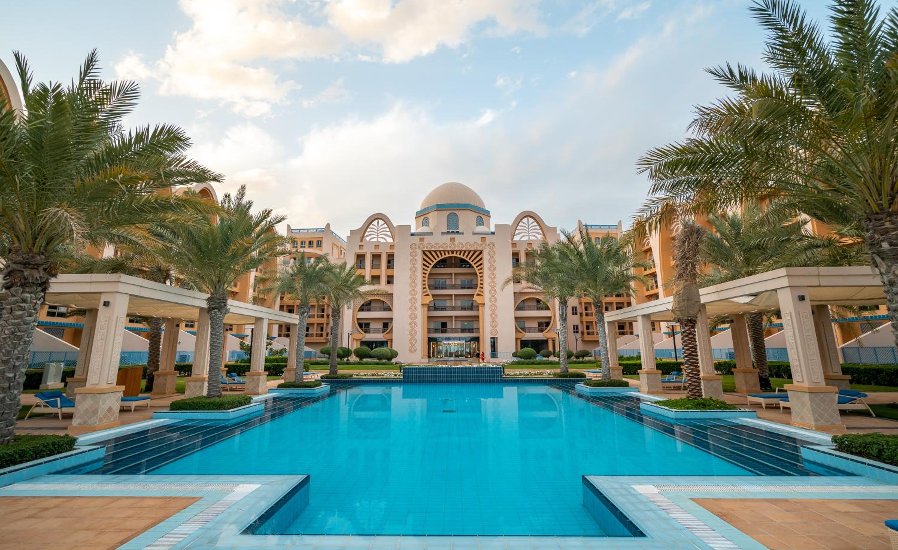 Simply Comfort Vacation Homes Rental Luxury Beachfront Villa with Private Pool on Palm Jumeirah near Atlantis