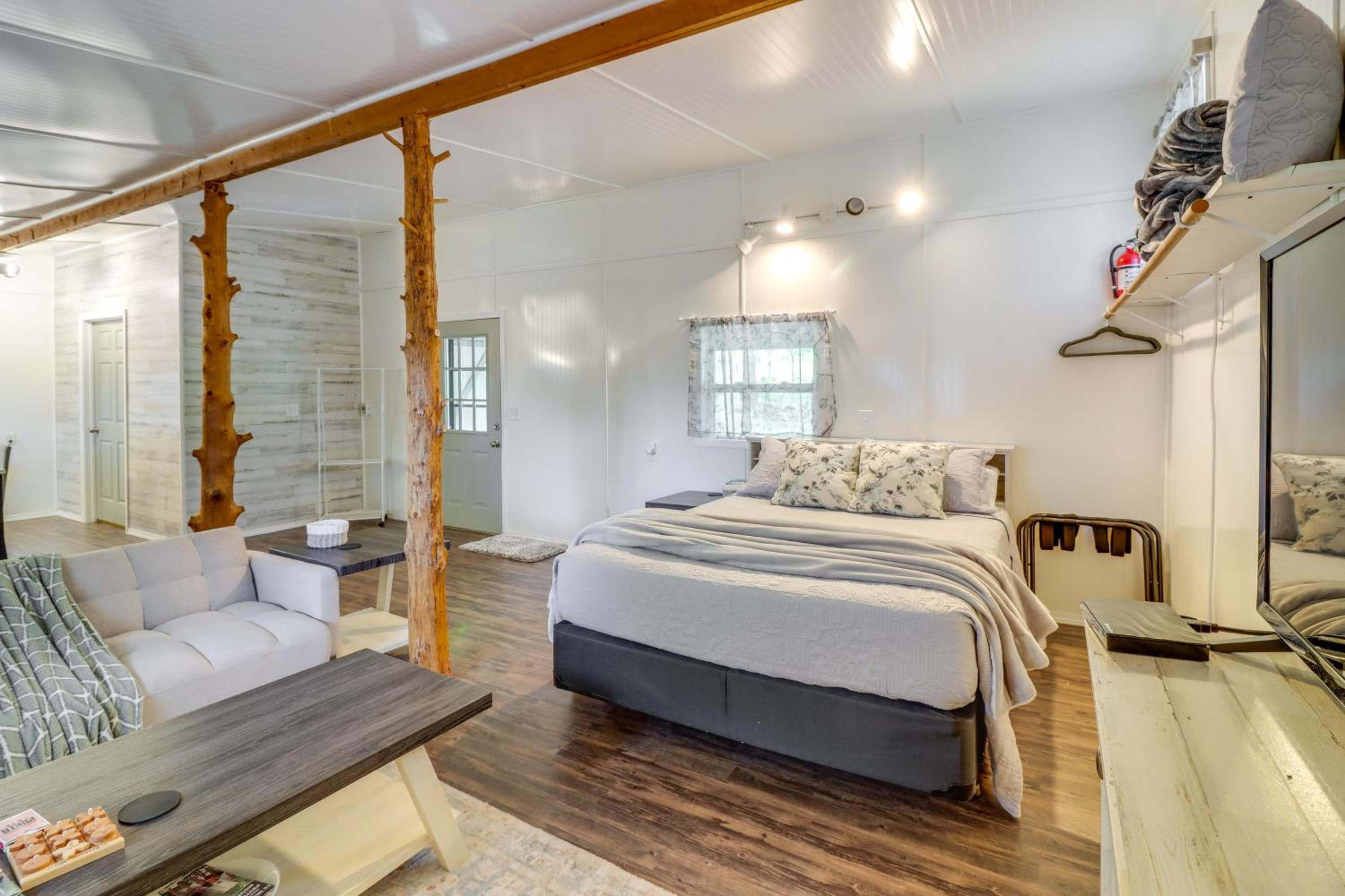 Ozark Escapes Cabin! Serene Forest and Mtn Setting