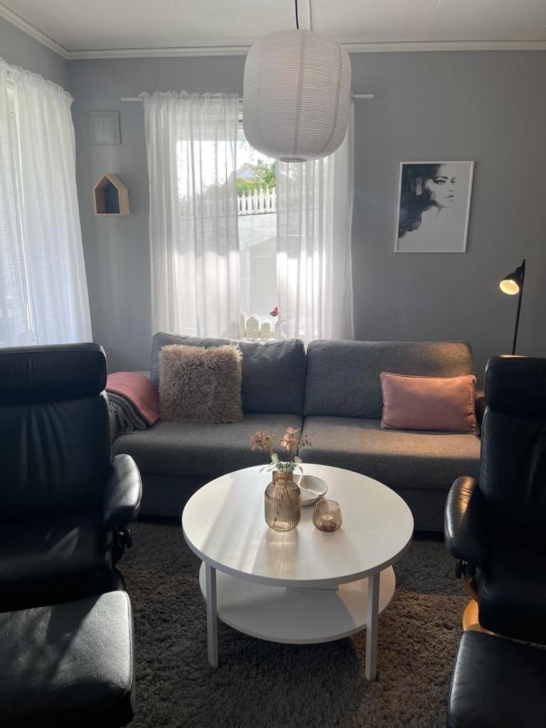 Bright & Spacious Apartment by the Sea, Free Parking, 10min to Airport, 12min to Ålesund