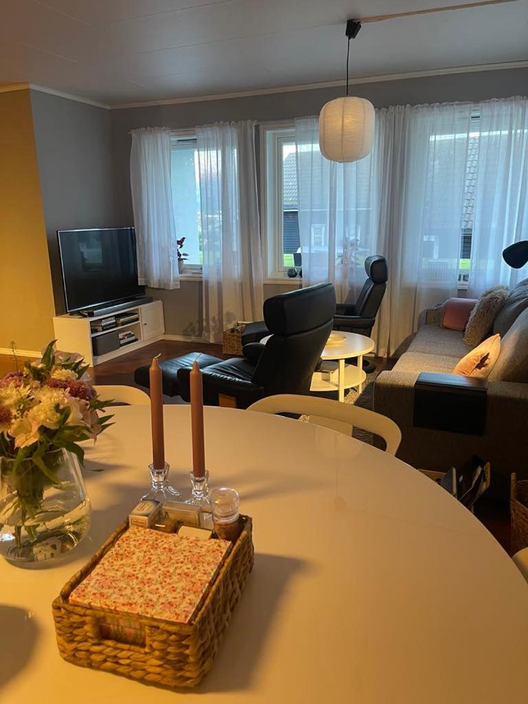 Bright & Spacious Apartment by the Sea, Free Parking, 10min to Airport, 12min to Ålesund